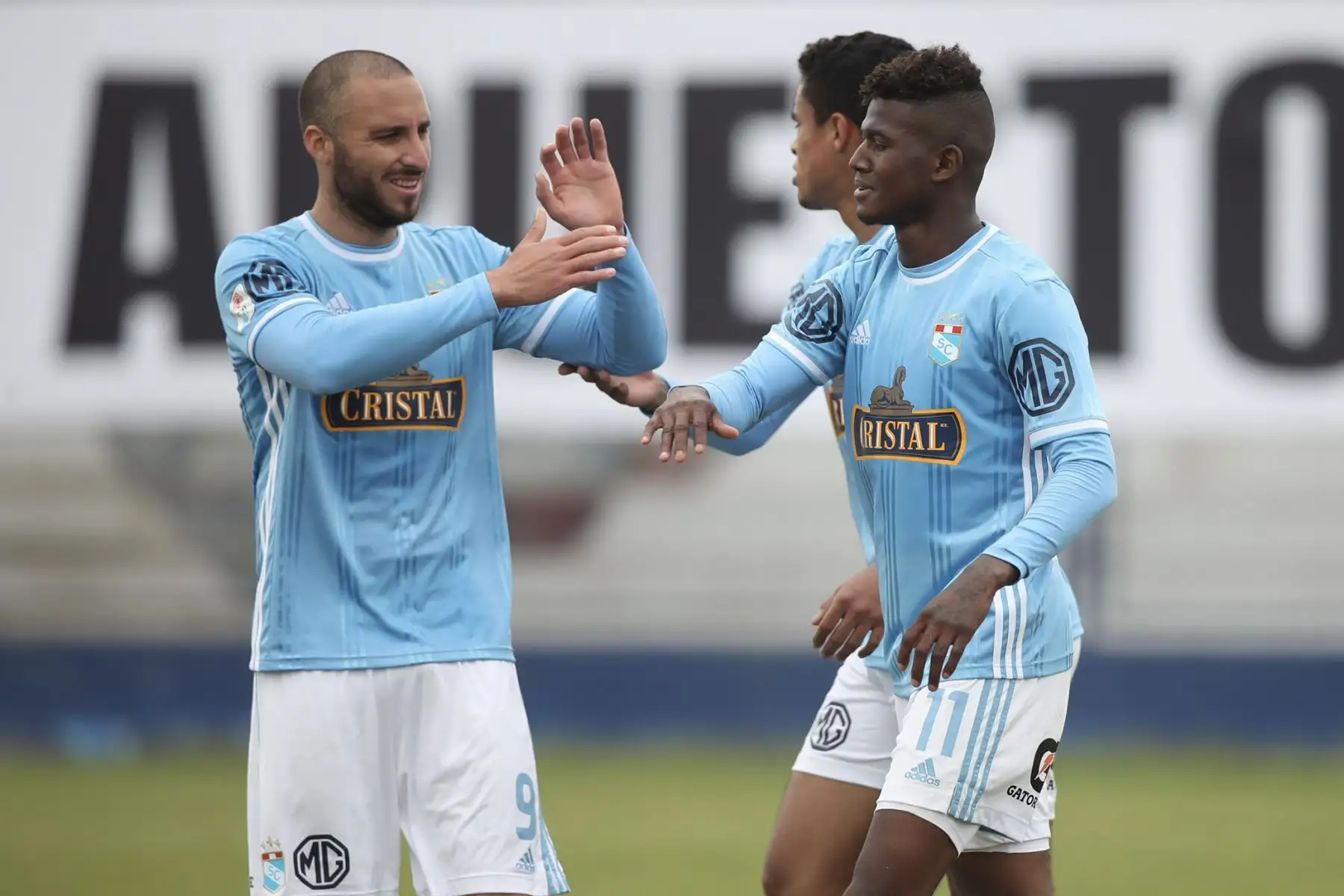 El futbolista W. Corozo celebra su gol junto a su compañero de equipo A. Herrera por la jornada 10 de la Liga 1. Foto: LigaFutProf