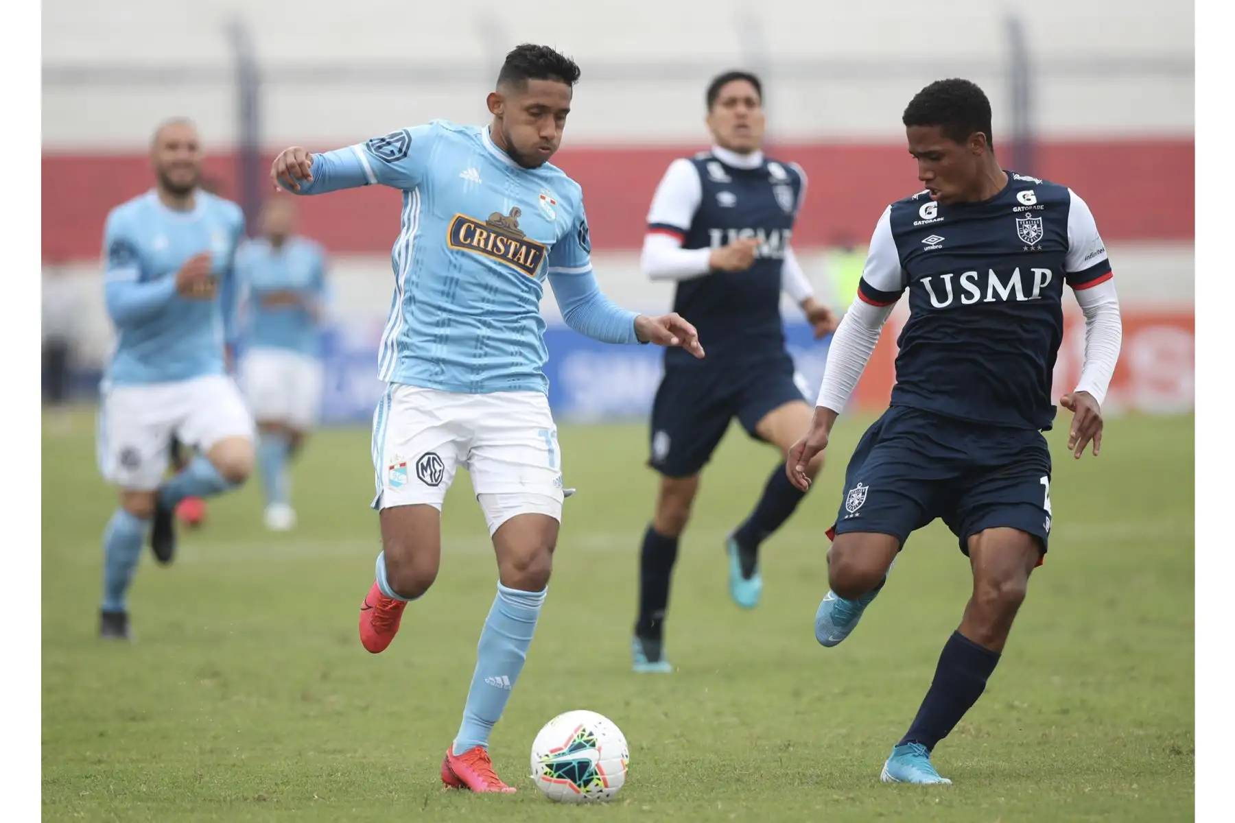 El futbolista Christofer Gonzales se enfrenta por el balón su rival de la Universidad San Martín por la jornada 10 de la Liga 1. Foto: LigaFutProf