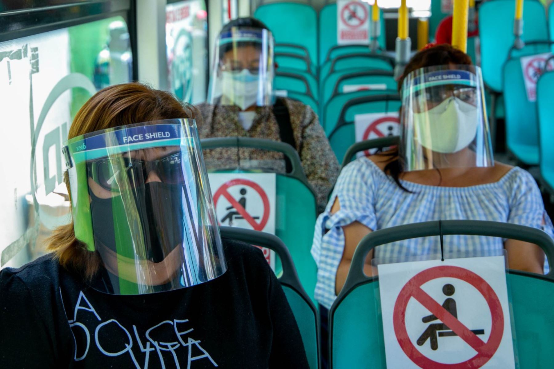 La municipalidad provincial de Arequipa empezó la distribución de escudos faciales a los usuarios del transporte público para evitar el contagio con el coronavirus.