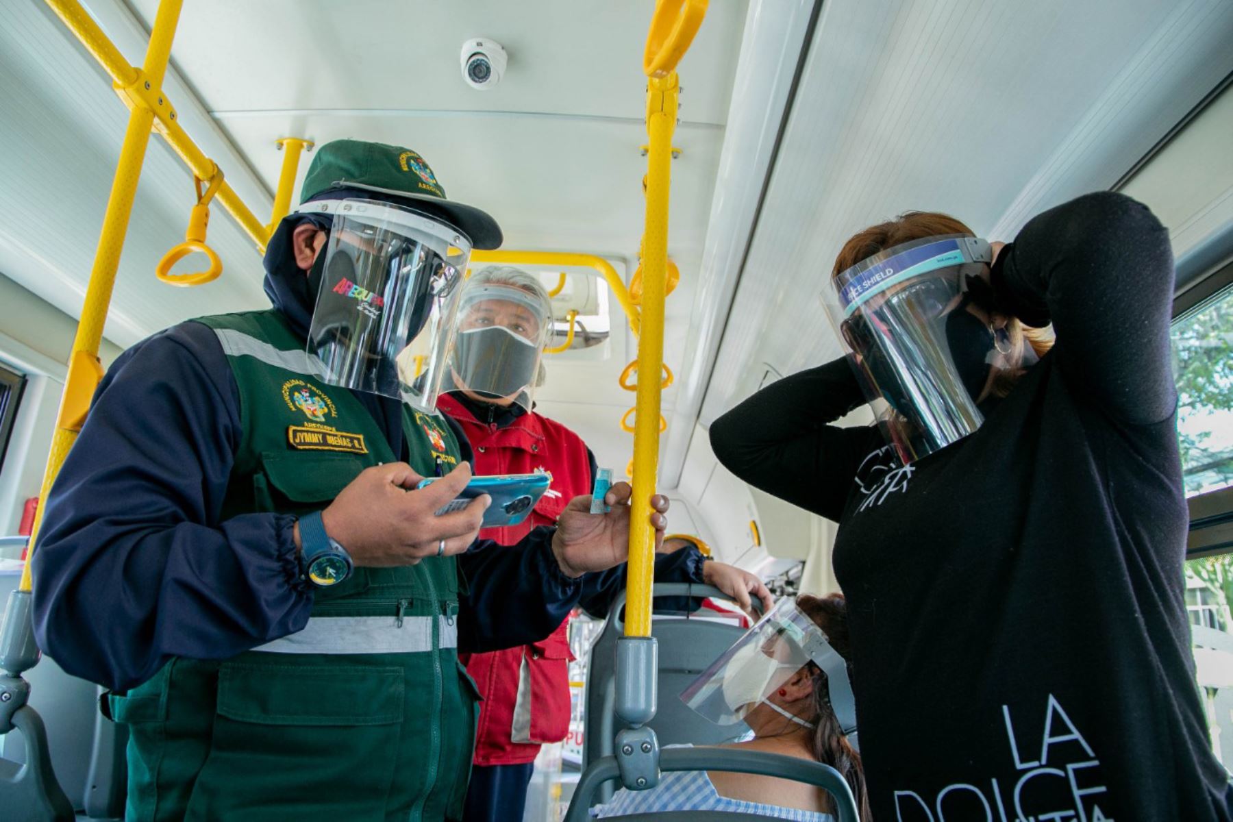 La municipalidad provincial de Arequipa empezó la distribución de escudos faciales a los usuarios del transporte público para evitar el contagio con el coronavirus.