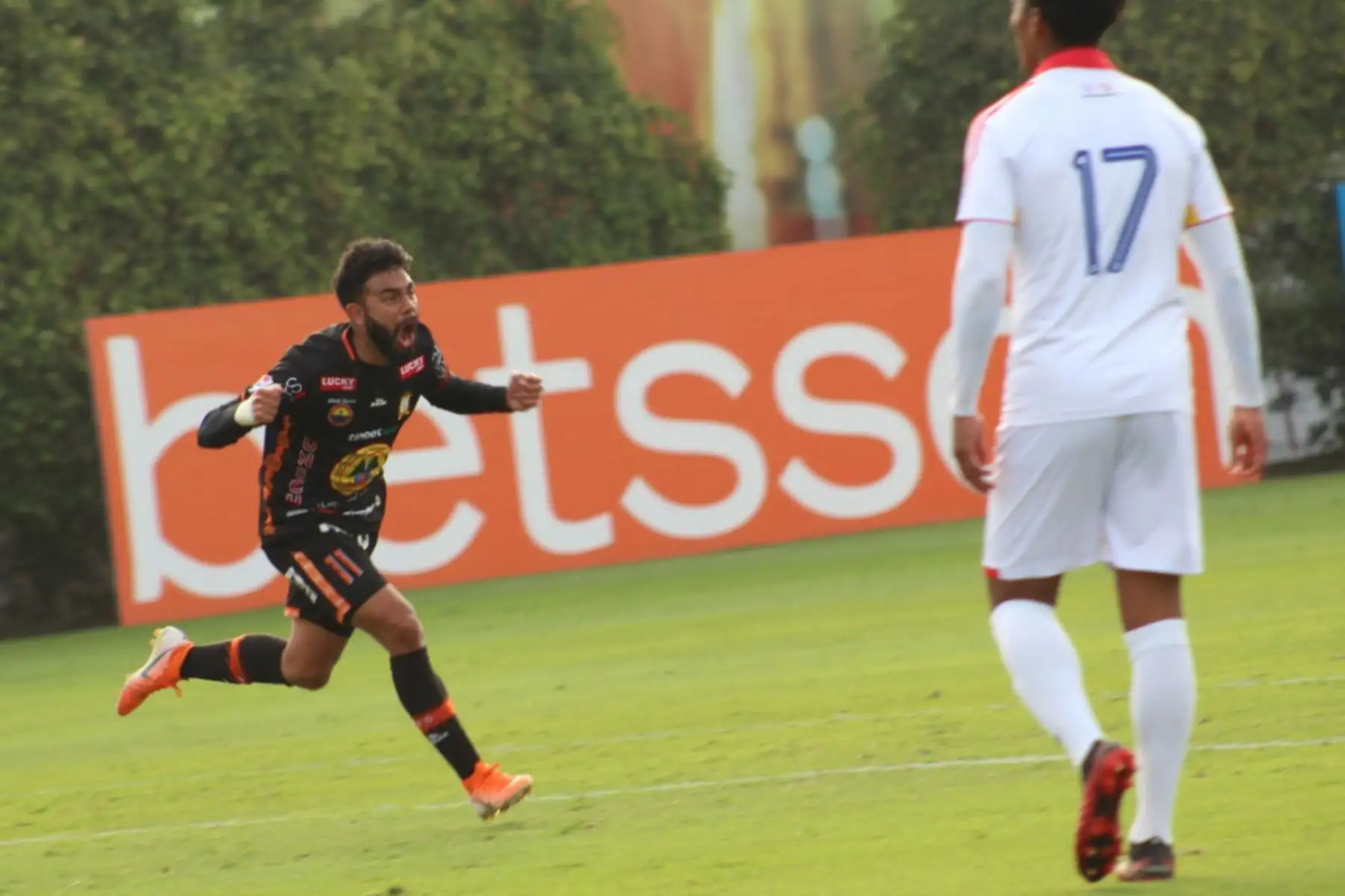 El futbolista Leandro Sosa  de  FC Ayacucho celebra su gol ante Atlético Grau   por la jornada 10 de la Liga 1, en el estadio Iván Elías Moreno. 
Foto: LigaFutProf