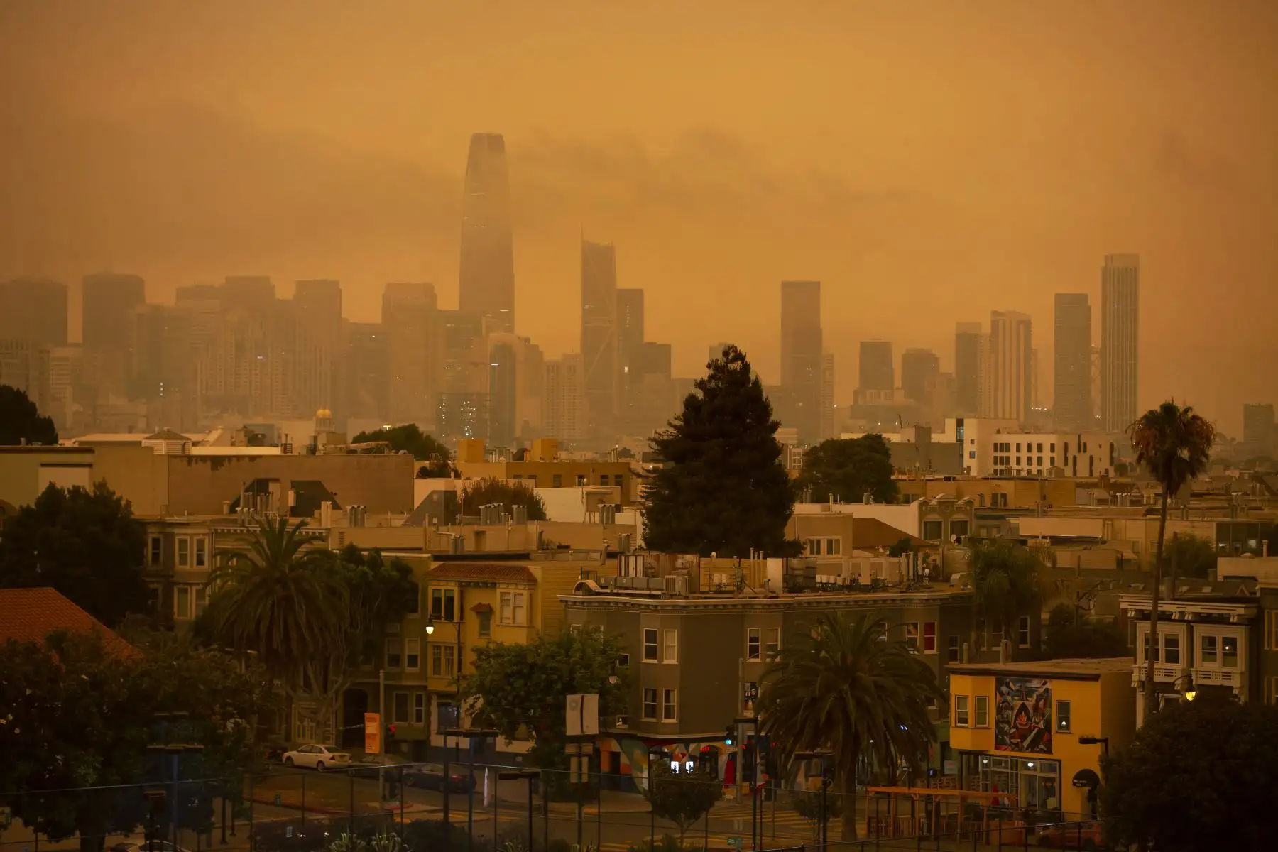 Un horizonte brumoso de San Francisco se ve desde Dolores Park en San Francisco, California. Más de 300,000 areas están ardiendo en todo el estado del noroeste, incluidos 35 grandes incendios forestales.
Foto: AFP