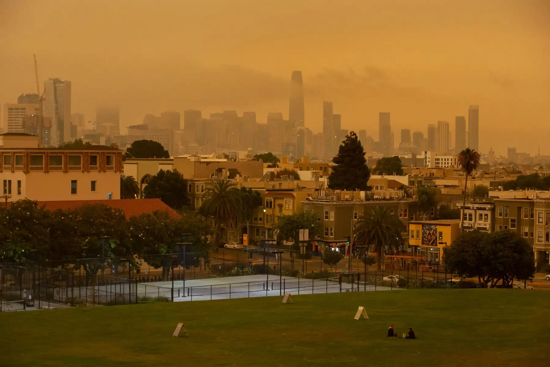 La gente se relaja bajo un cielo anaranjado lleno de humo en el parque Dolores en San Francisco, California.
Foto: AFP