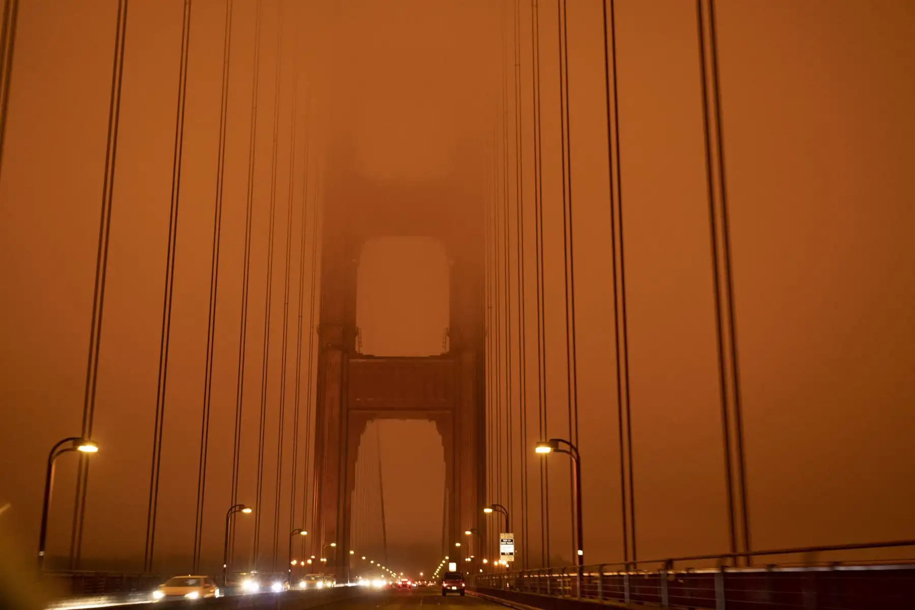 Los autos circulan por el puente de la bahía de San Francisco bajo un cielo lleno de humo naranja al mediodía en San Francisco, California.
Foto: AFP