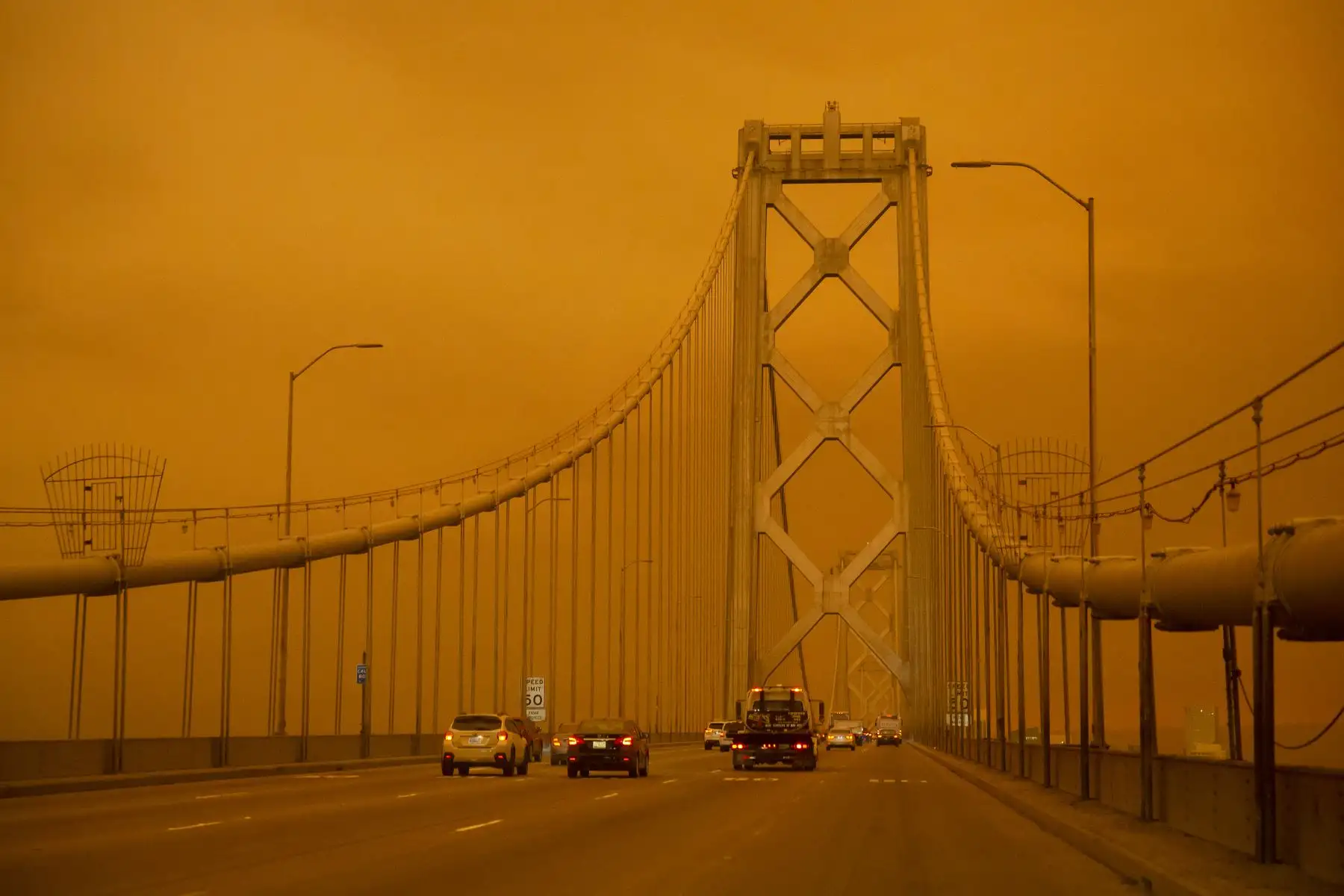 Los automóviles circulan por el puente de la bahía de San Francisco bajo un cielo lleno de humo naranja en San Francisco San Francisco, California.
Foto: AFP