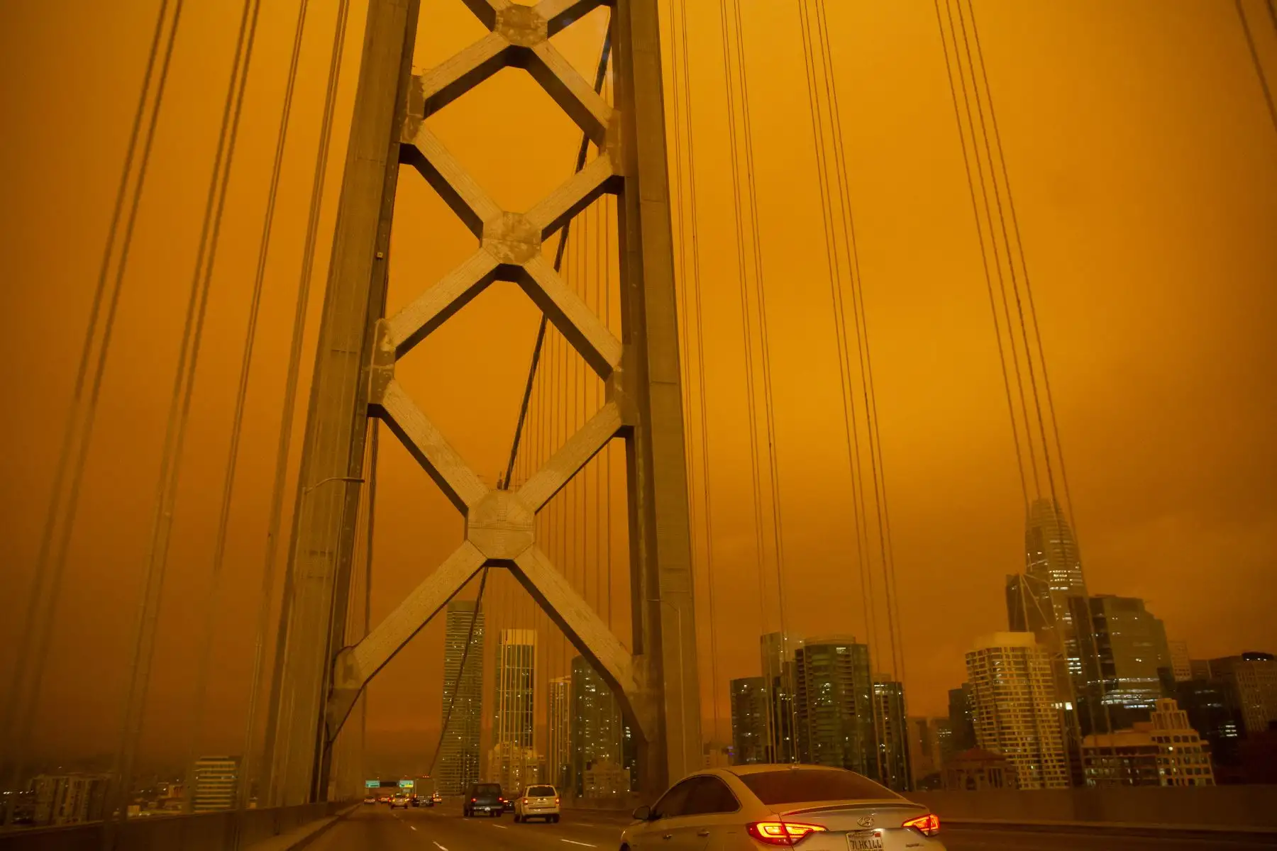Los automóviles circulan por el puente de la bahía de San Francisco bajo un cielo lleno de humo naranja en San Francisco San Francisco, California.
Foto: AFP