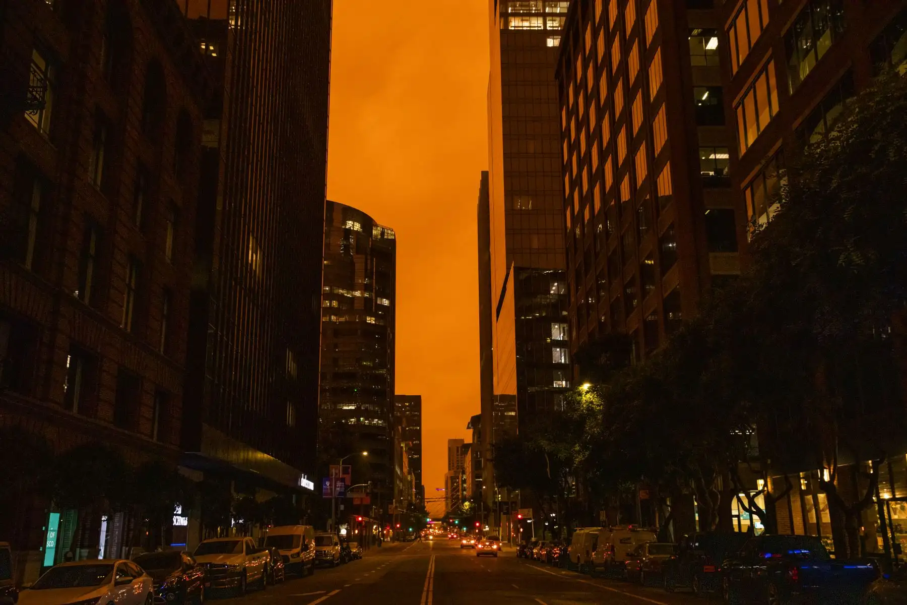 Se ve un resplandor naranja sobre una calle Mission oscura mientras el humo de varios incendios forestales que arden en el norte de California.
Foto: AFP