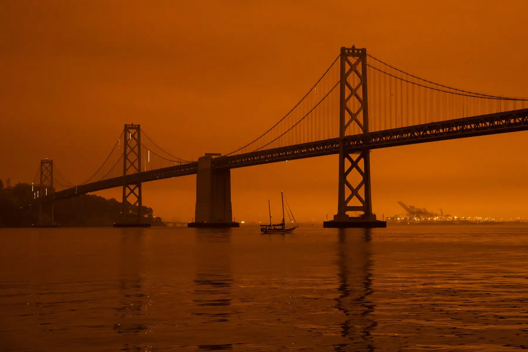 Un barco pasa por debajo del Puente de la Bahía mientras el humo de varios incendios forestales que arden en el norte de California.
Foto: AFP