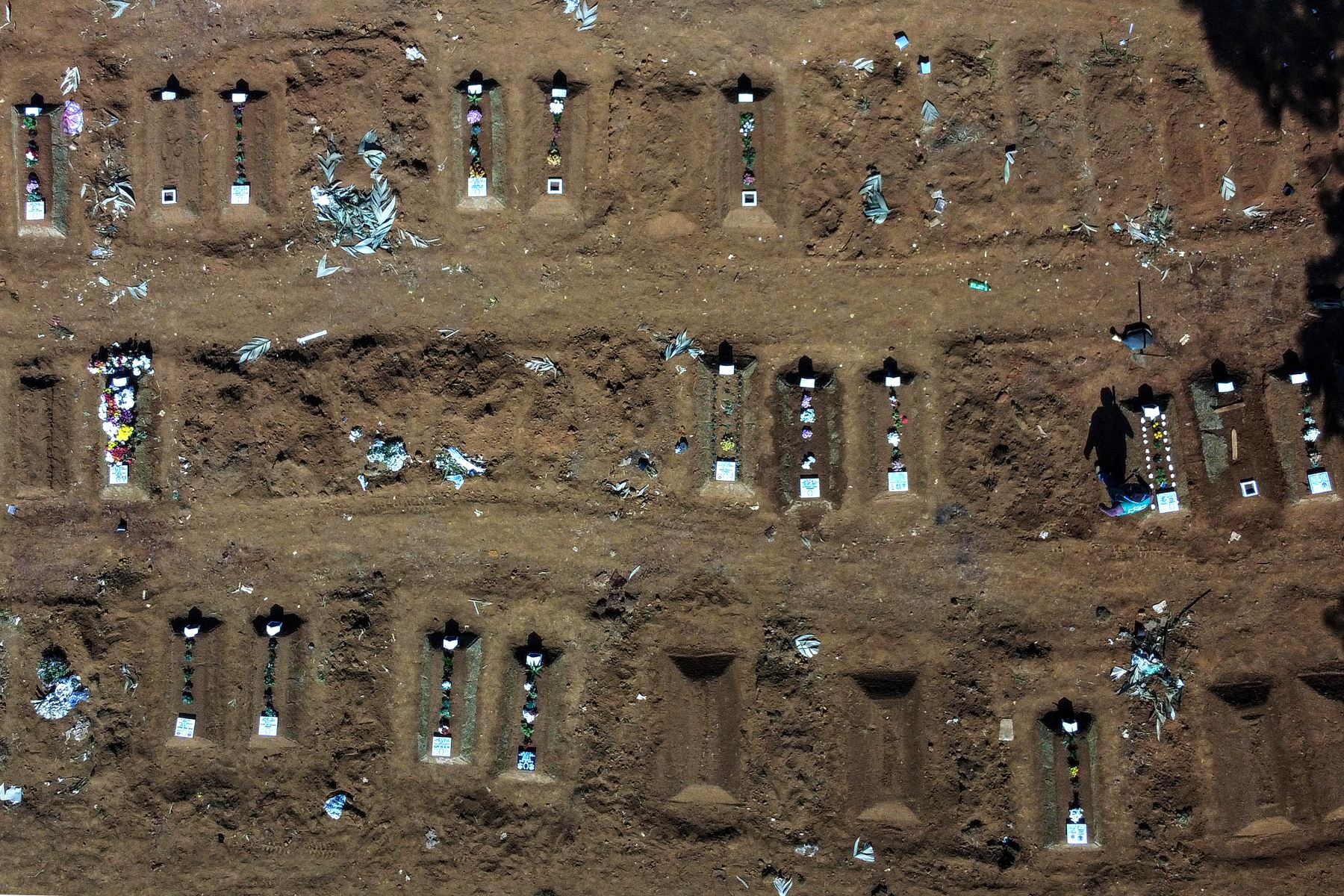 Vista aérea del cementerio de Vila Formosa, en las afueras de Sao Paulo, Brasil, en medio de la nueva pandemia de coronavirus. Foto: AFP