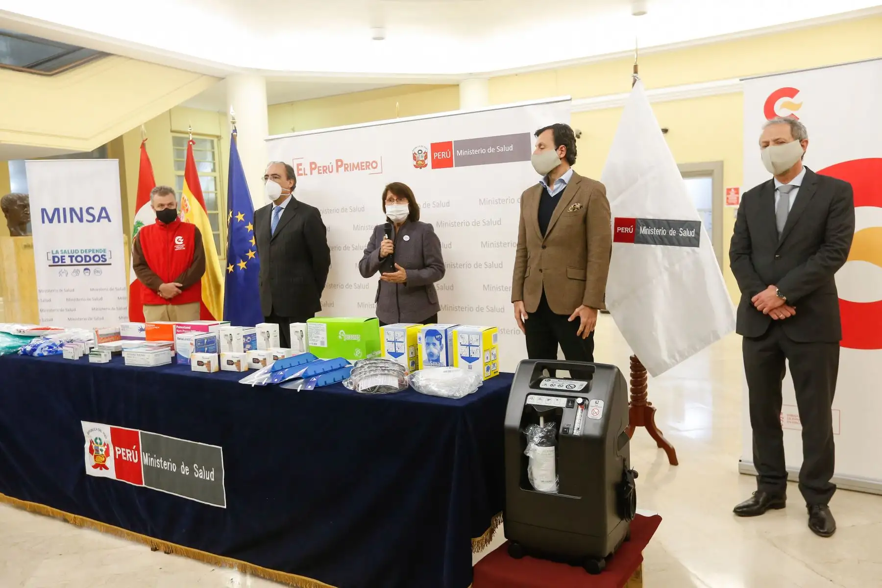 Ministra  de Salud, Pilar Mazzetti recibe donación de equipos para la detección de la covid-19, medicamentos, equipos de protección personal y médicos de la Agencia Española de Cooperación para el Desarrollo (AECID).
Foto: Minsa