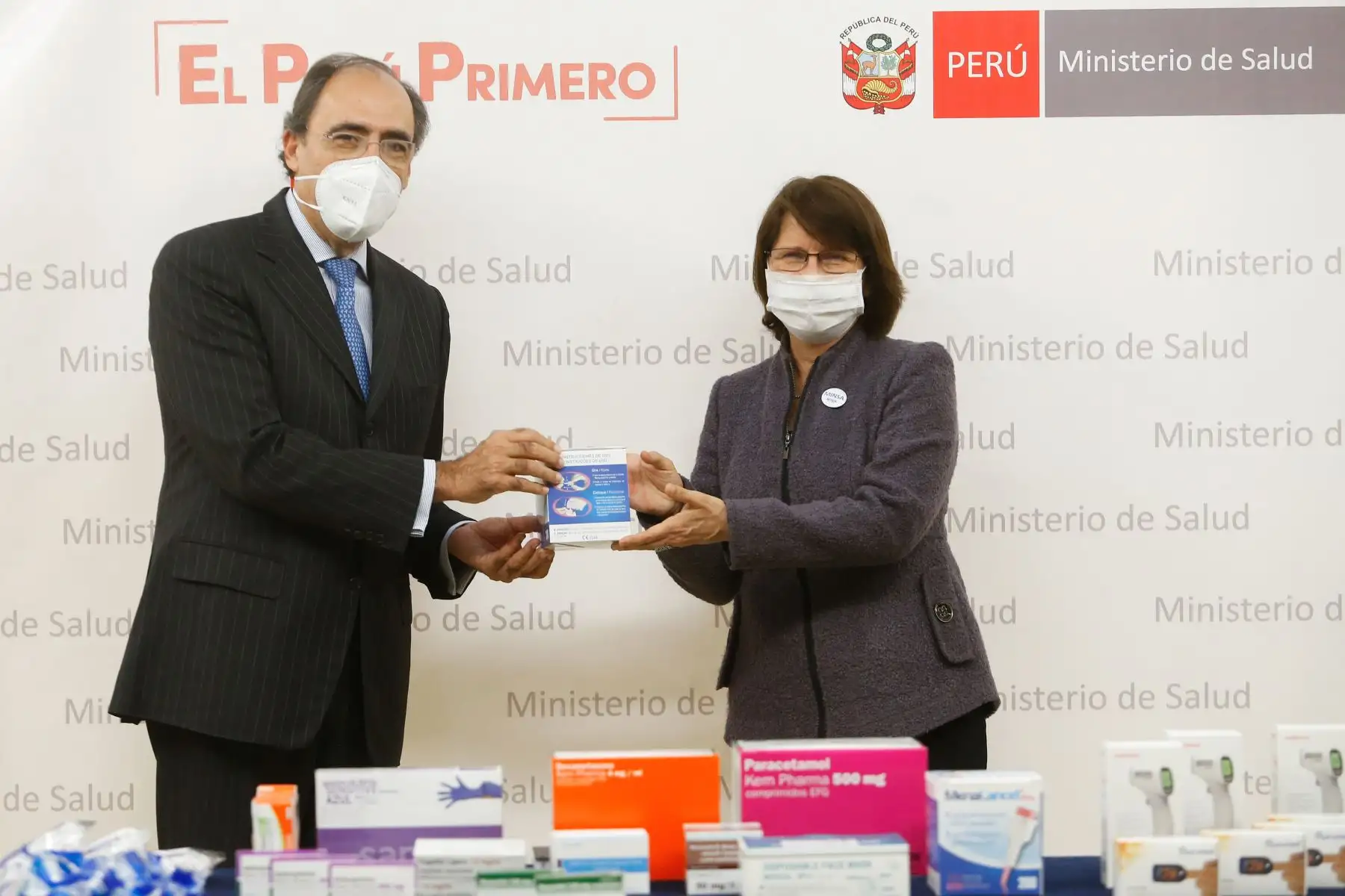 Ministra  de Salud, Pilar Mazzetti recibe donación de equipos para la detección de la covid-19, medicamentos, equipos de protección personal y médicos de la Agencia Española de Cooperación para el Desarrollo (AECID).
Foto: Minsa