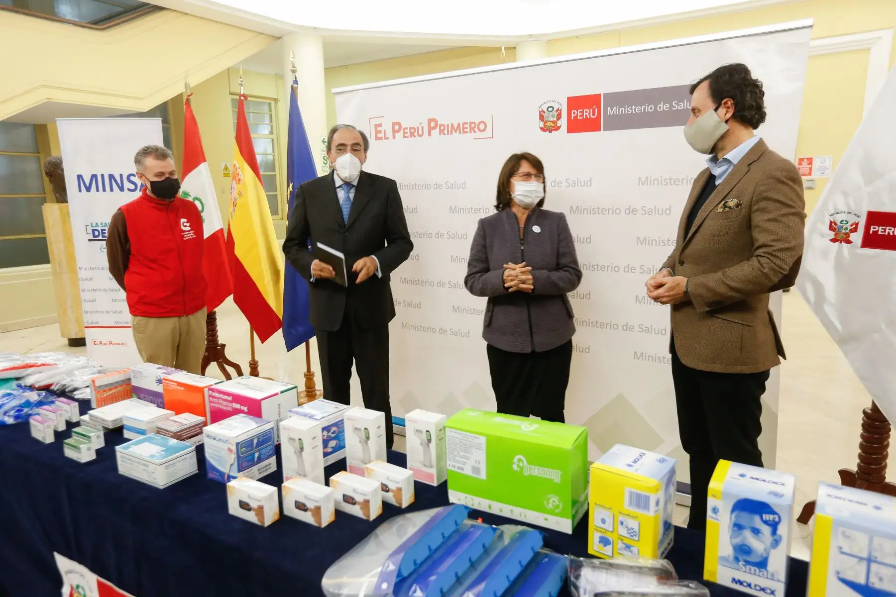 Ministra  de Salud, Pilar Mazzetti recibe donación de equipos para la detección de la covid-19, medicamentos, equipos de protección personal y médicos de la Agencia Española de Cooperación para el Desarrollo (AECID).
Foto: Minsa