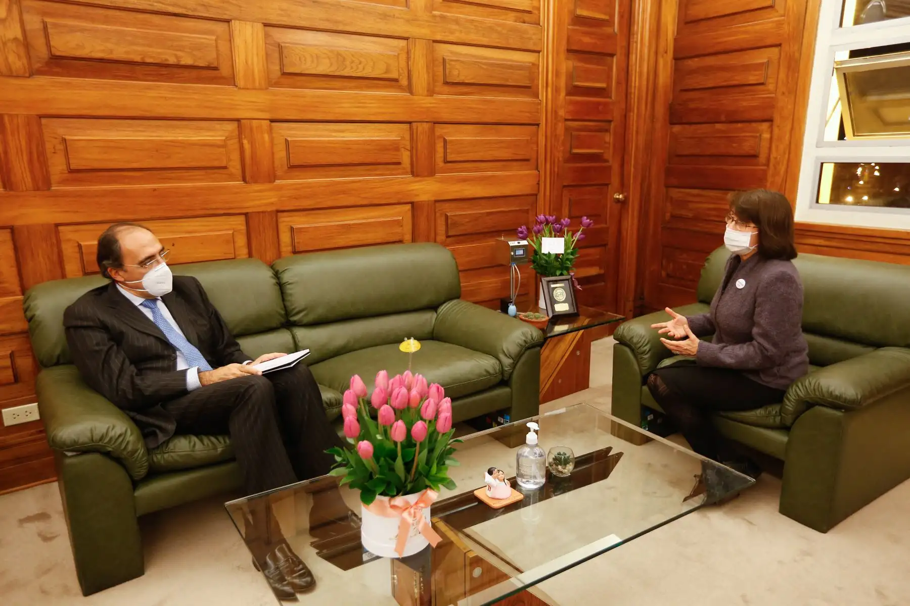 Ministra  de Salud, Pilar Mazzetti recibe donación de equipos para la detección de la covid-19, medicamentos, equipos de protección personal y médicos de la Agencia Española de Cooperación para el Desarrollo (AECID).
Foto: Minsa