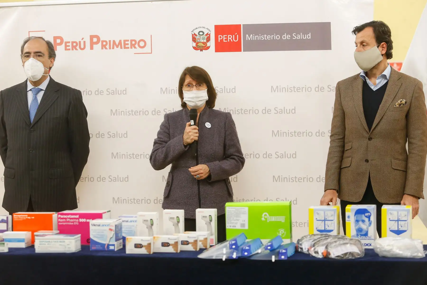 Ministra  de Salud, Pilar Mazzetti recibe donación de equipos para la detección de la covid-19, medicamentos, equipos de protección personal y médicos de la Agencia Española de Cooperación para el Desarrollo (AECID).
Foto: Minsa