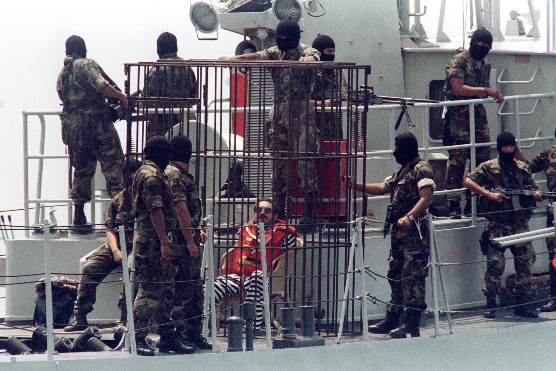 Abimael Guzmán, cabecilla de Sendero Luminoso es rodeado el 3 de abril de 1993, cerca de Lima por miembros de las fuerzas especiales peruanas mientras es trasladado en barco a la isla San Lorenzo el 24 de abril de 1993. Foto: AFP