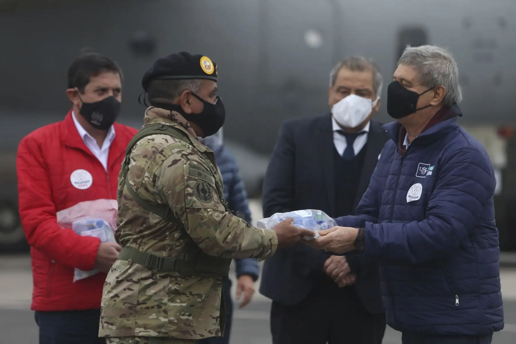 El Ministro de defensa Jorge Chávez Cresta, recibió de Respira Perú una donación de respiradores mecánicos de uso temporal, que serán destinados a Cajamarca,Moquegua y Tacna. Foto.ANDINA/ Jhonel Rodríguez.
