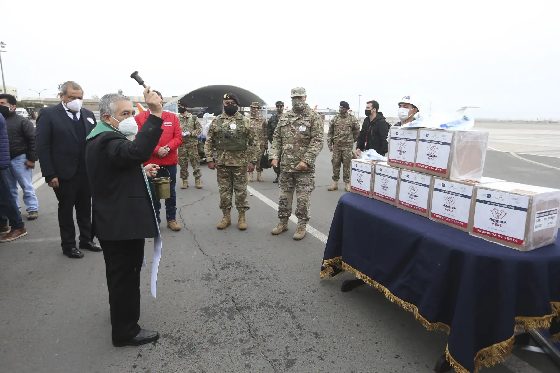 El Ministro de defensa Jorge Chávez Cresta, recibió de Respira Perú una donación de respiradores mecánicos de uso temporal, que serán destinados a Cajamarca,Moquegua y Tacna. Foto.ANDINA/ Jhonel Rodríguez.
