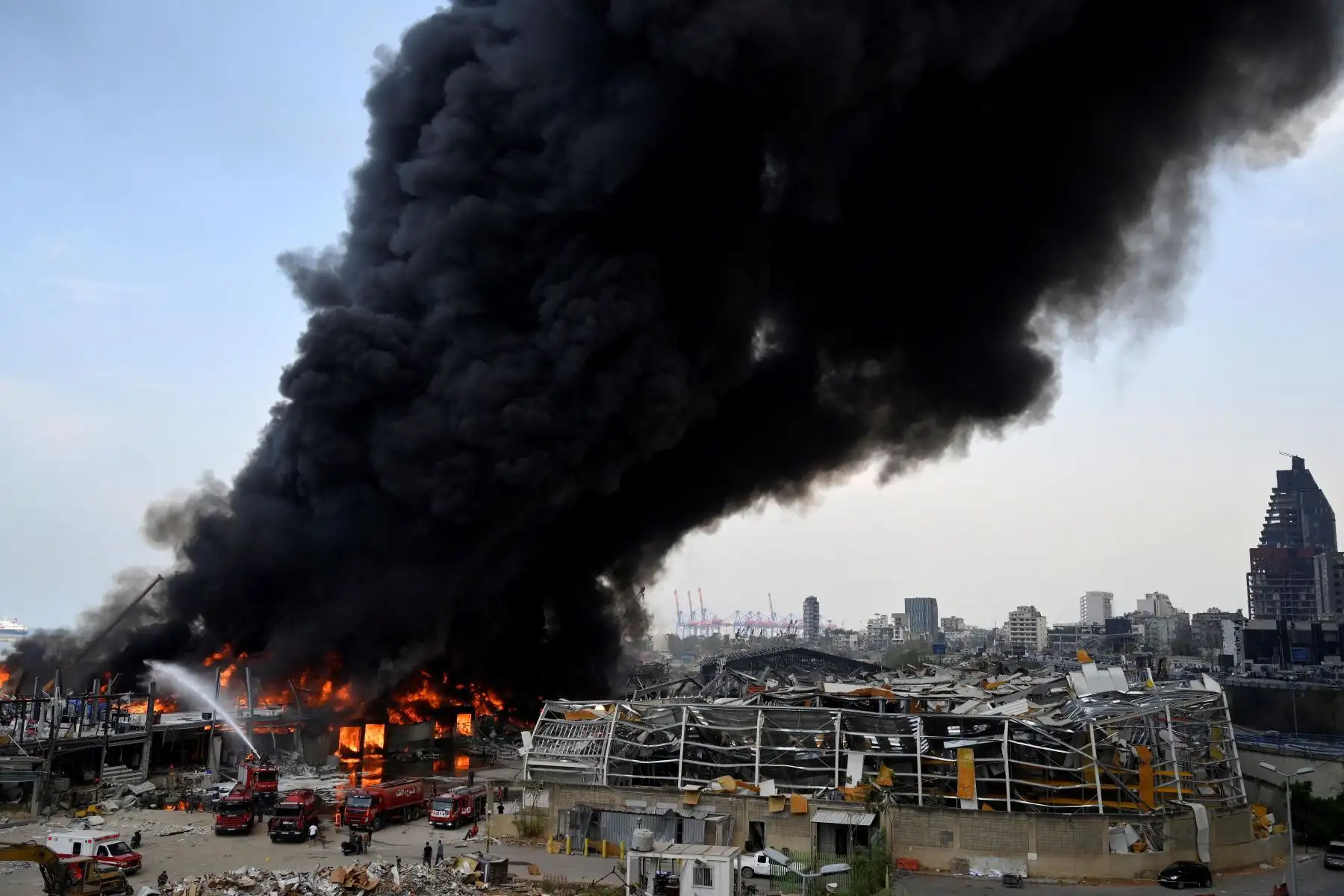 Un incendio masivo se está produciendo en el puerto de Beirut, poco más de un mes después de que una gran explosión sacudiera las instalaciones del puerto y los alrededores. Foto:EFE