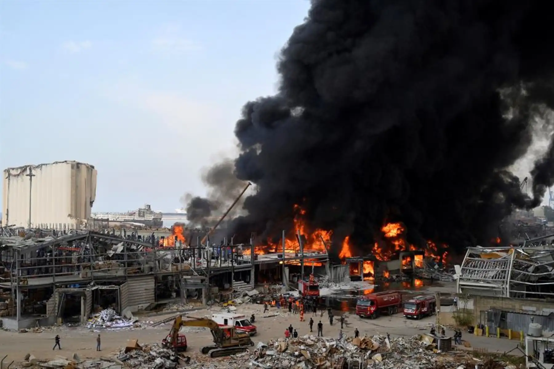 Bomberos libaneses intentan extinguir un incendio en un puerto de Beirut, Líbano. Foto:EFE