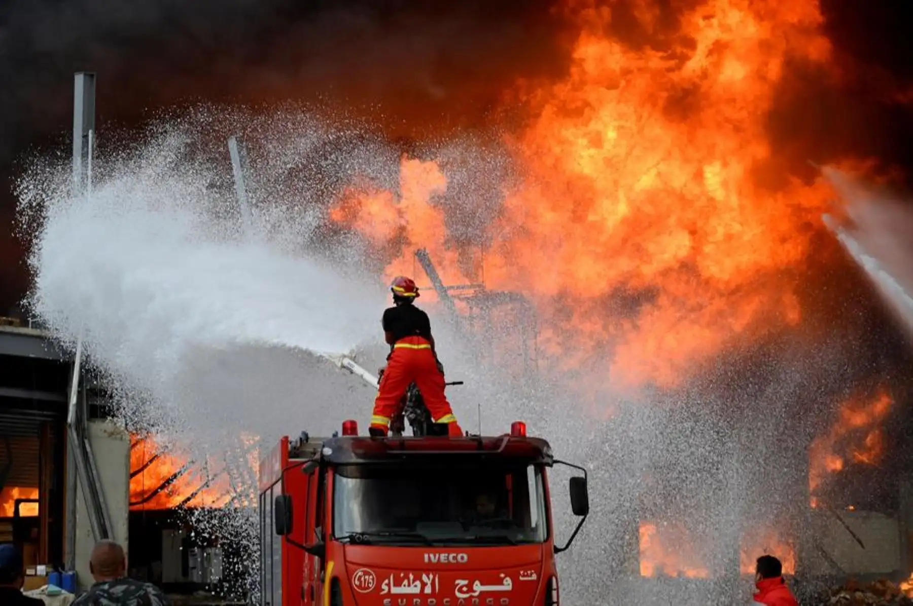 Bomberos libaneses intentan extinguir un incendio en un puerto de Beirut, Líbano. Foto:EFE