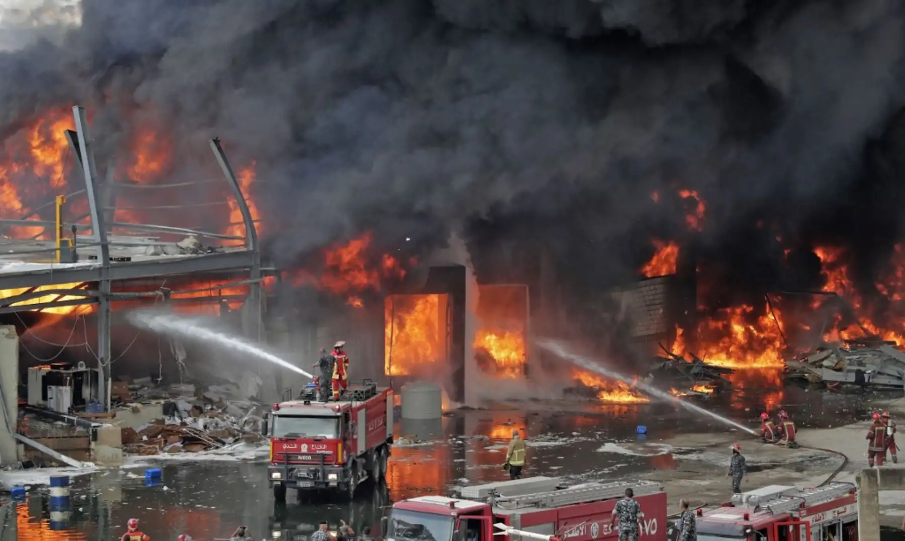 Bomberos libaneses intentan extinguir un incendio en un puerto de Beirut, Líbano. Foto:EFE