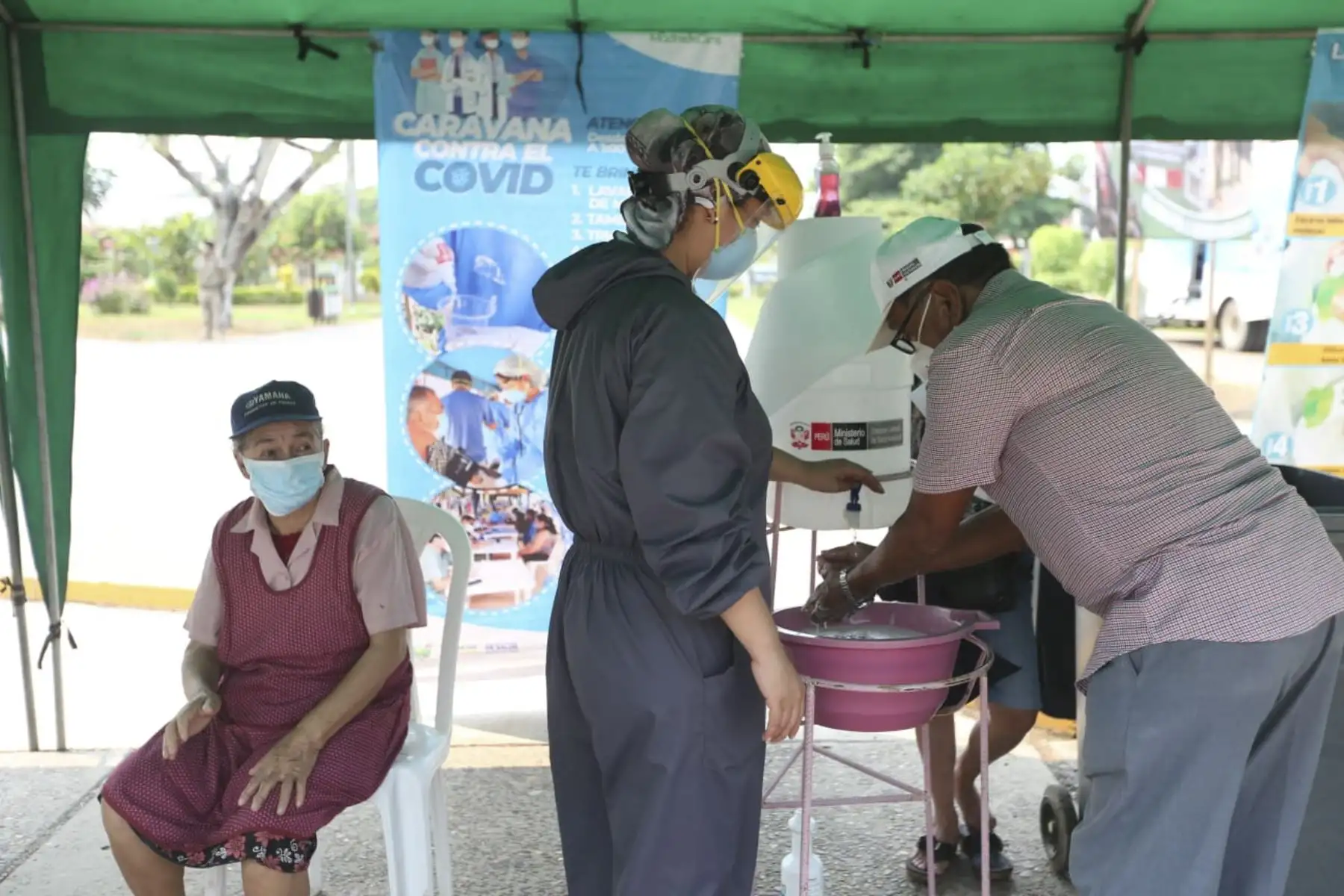 Orientación para un buen lavado de manos y protocolos de bioseguridad,durante el operativo Tayta en Puerto Maldonado, para contener la propagación del coronavirus covid-19. Foto: ANDINA/ Jhonel Rodríguez