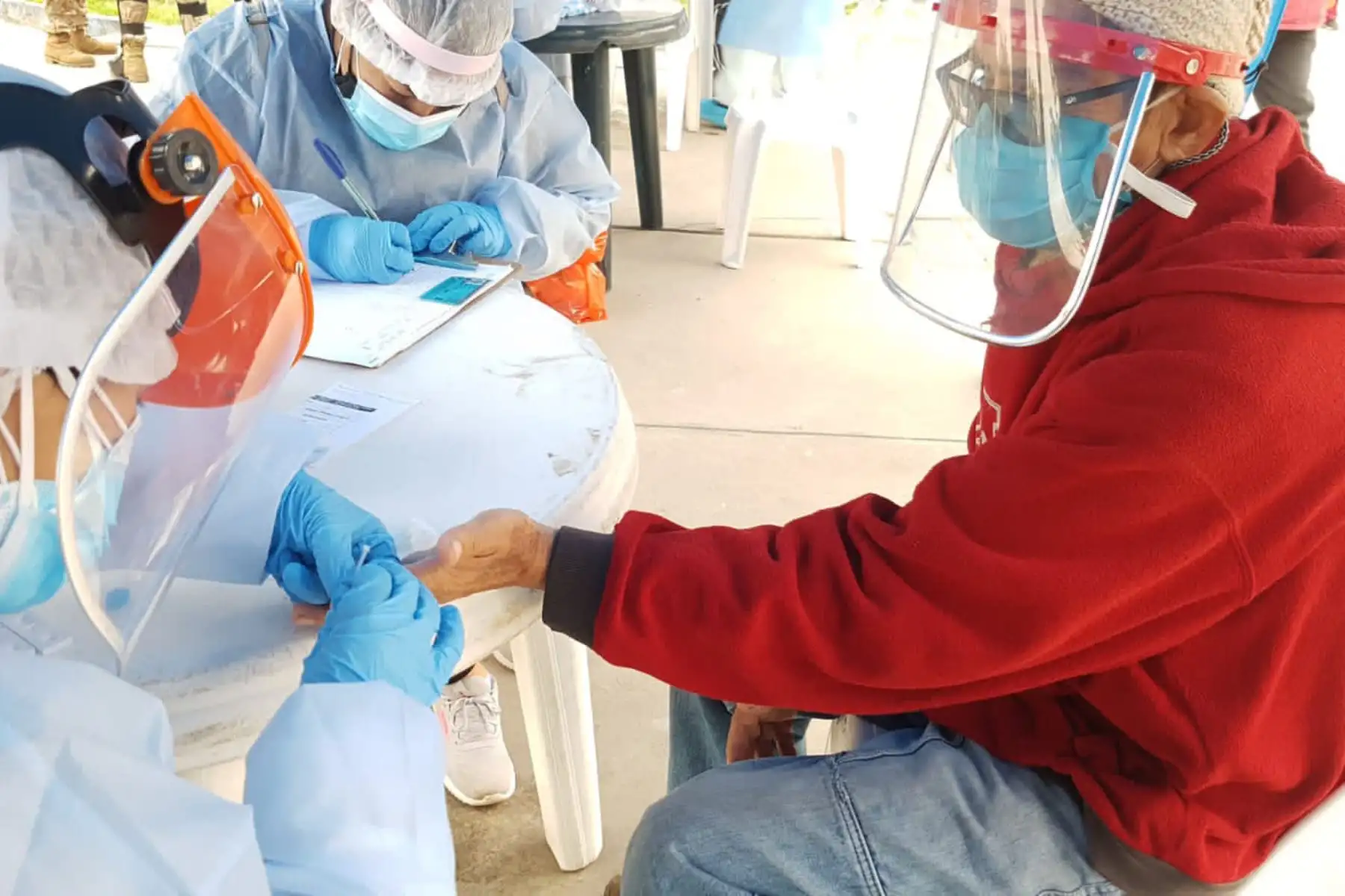 En el marco de la Operación Tayta, Brigadas del Minsa brindan pruebas de  descarte y tratamiento de covid-19  a más de 900 personas vulnerables de Lima Norte. La intervención se realizó junto con el Ejercito del Perú, la Policía Nacional  y las municipalidades de Comas, Independencia y Los Olivos.
Foto: Minsa