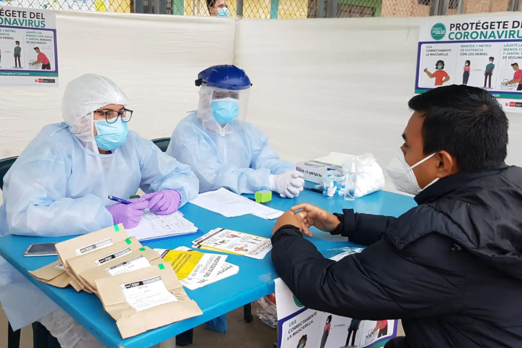En el marco de la Operación Tayta, Brigadas del Minsa brindan pruebas de  descarte y tratamiento de covid-19  a más de 900 personas vulnerables de Lima Norte. La intervención se realizó junto con el Ejercito del Perú, la Policía Nacional  y las municipalidades de Comas, Independencia y Los Olivos.
Foto: Minsa