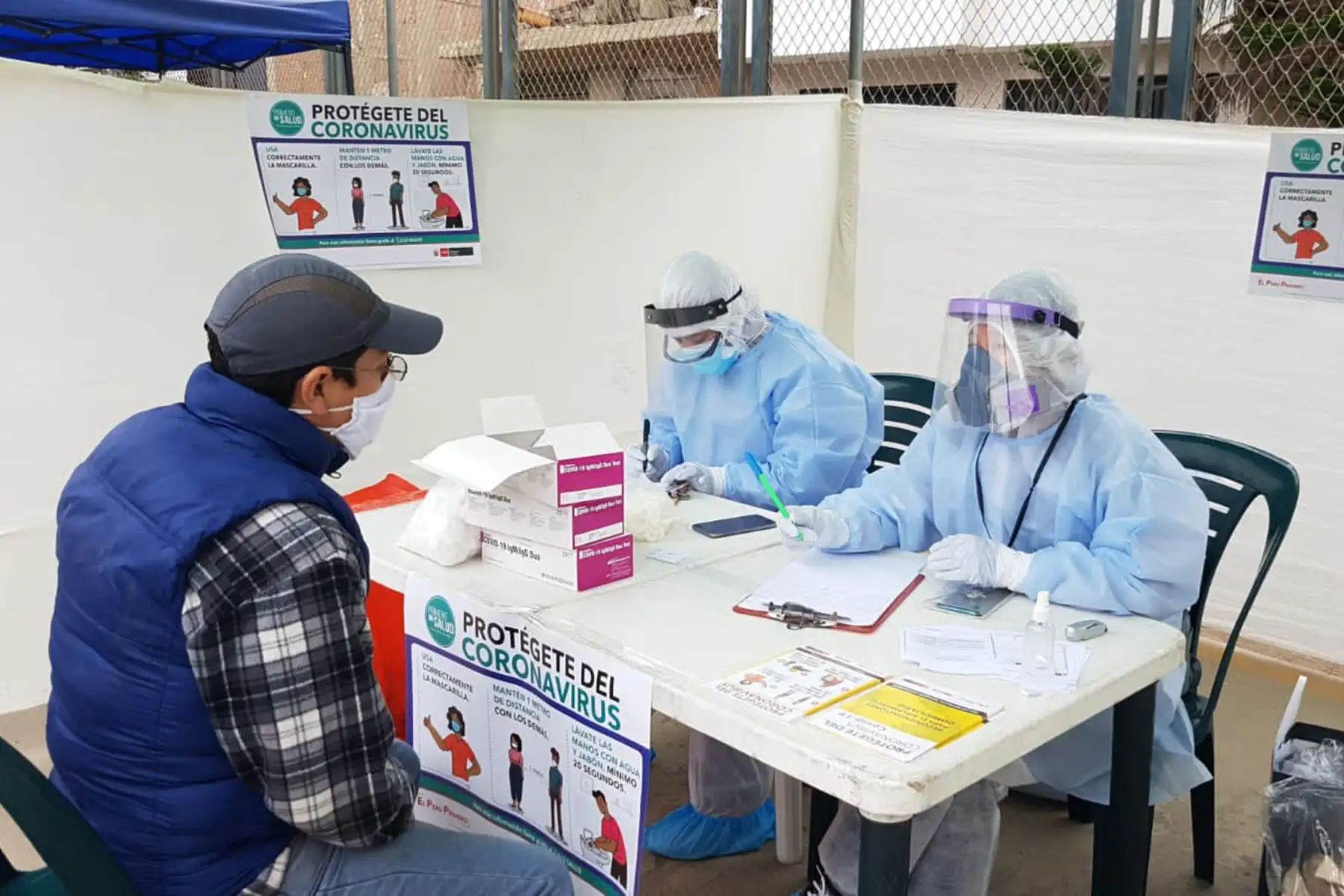 En el marco de la Operación Tayta, Brigadas del Minsa brindan pruebas de  descarte y tratamiento de covid-19  a más de 900 personas vulnerables de Lima Norte. La intervención se realizó junto con el Ejercito del Perú, la Policía Nacional  y las municipalidades de Comas, Independencia y Los Olivos.
Foto: Minsa
