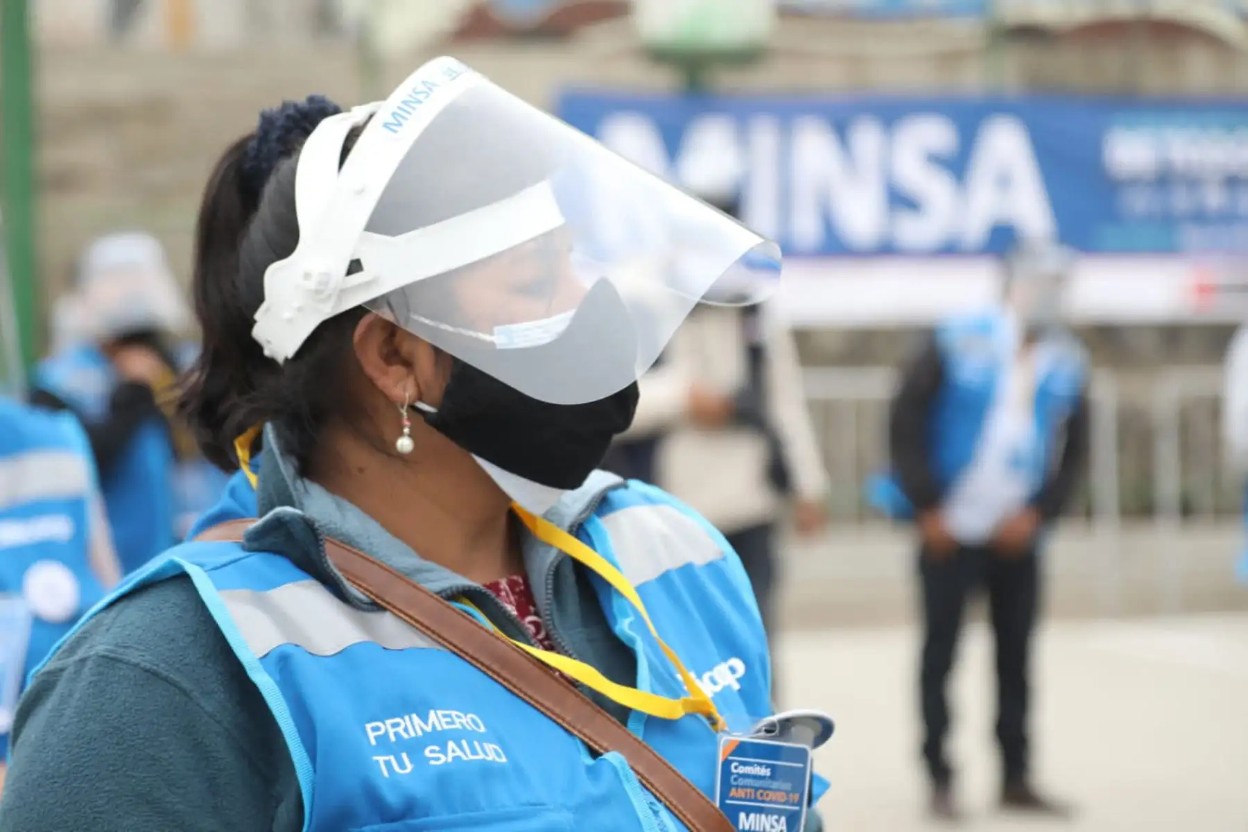 Brigadas del Minsa y la Red Comunitaria Anti covid-19, conformada por vecinos promueven acciones de prevención y detección temprana del coronavirus en el asentamiento humano Amauta en Ate, Lima Este. 
Foto: Minsa