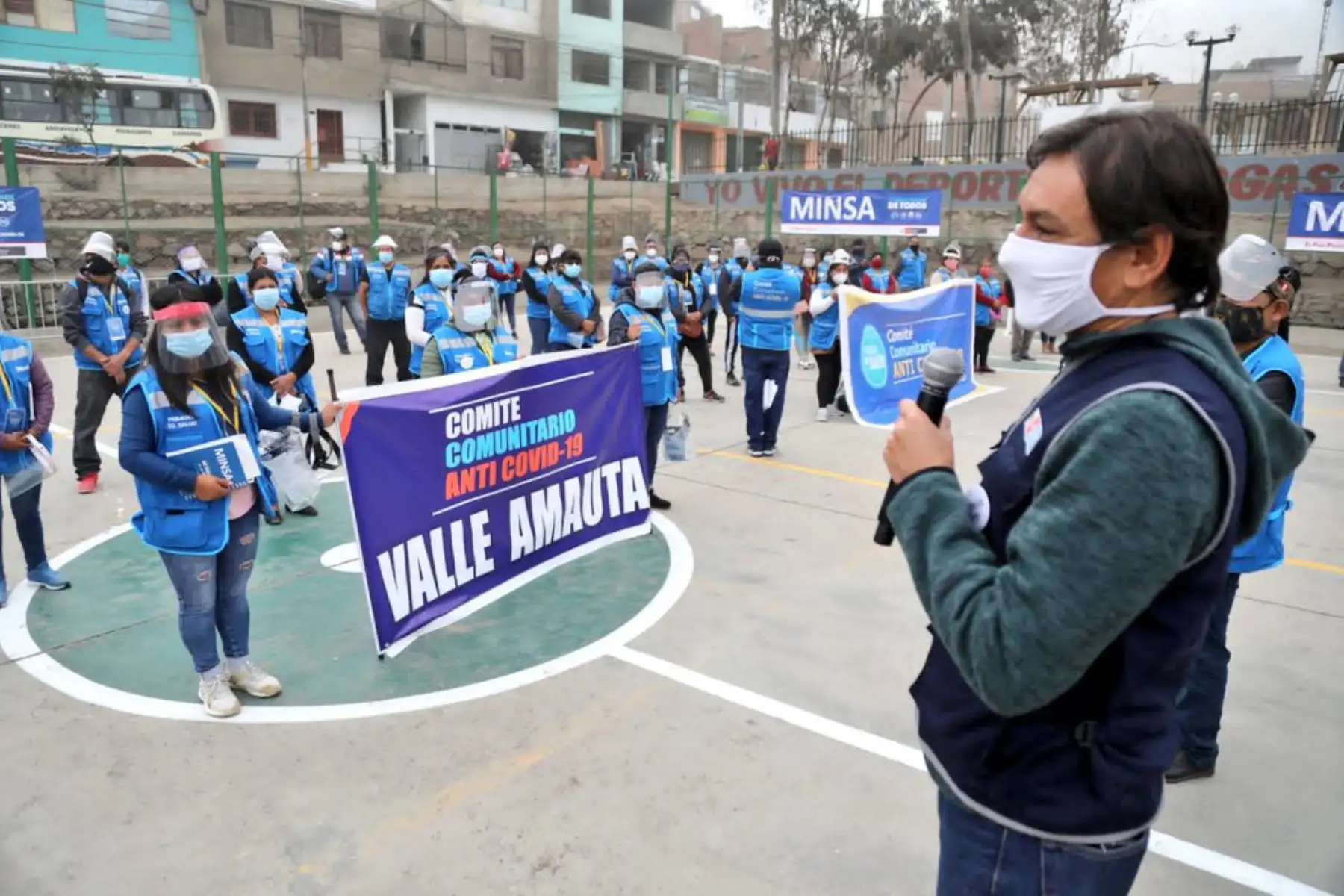 Brigadas del Minsa y la Red Comunitaria Anti covid-19, conformada por vecinos promueven acciones de prevención y detección temprana del coronavirus en el asentamiento humano Amauta en Ate, Lima Este. 
Foto: Minsa