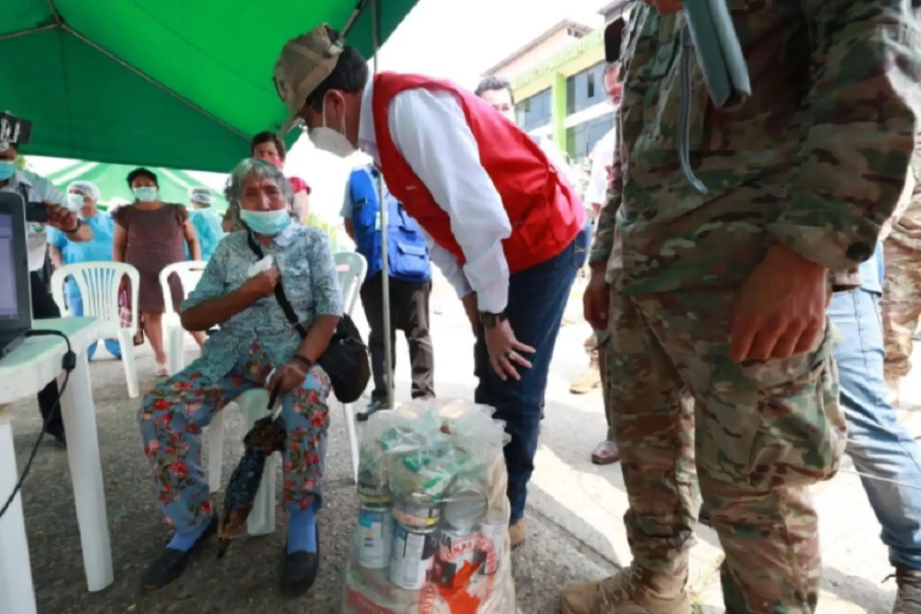 El ministro de Defensa, Jorge Chávez, supervisó hoy la ejecución de la operación Tayta en la región Madre de Dios, en beneficio de la población vulnerable al contagio del nuevo coronavirus (covid-19), la cual se desarrollará hasta el sábado 12 de setiembre. Foto: Ministerio de Defensa.