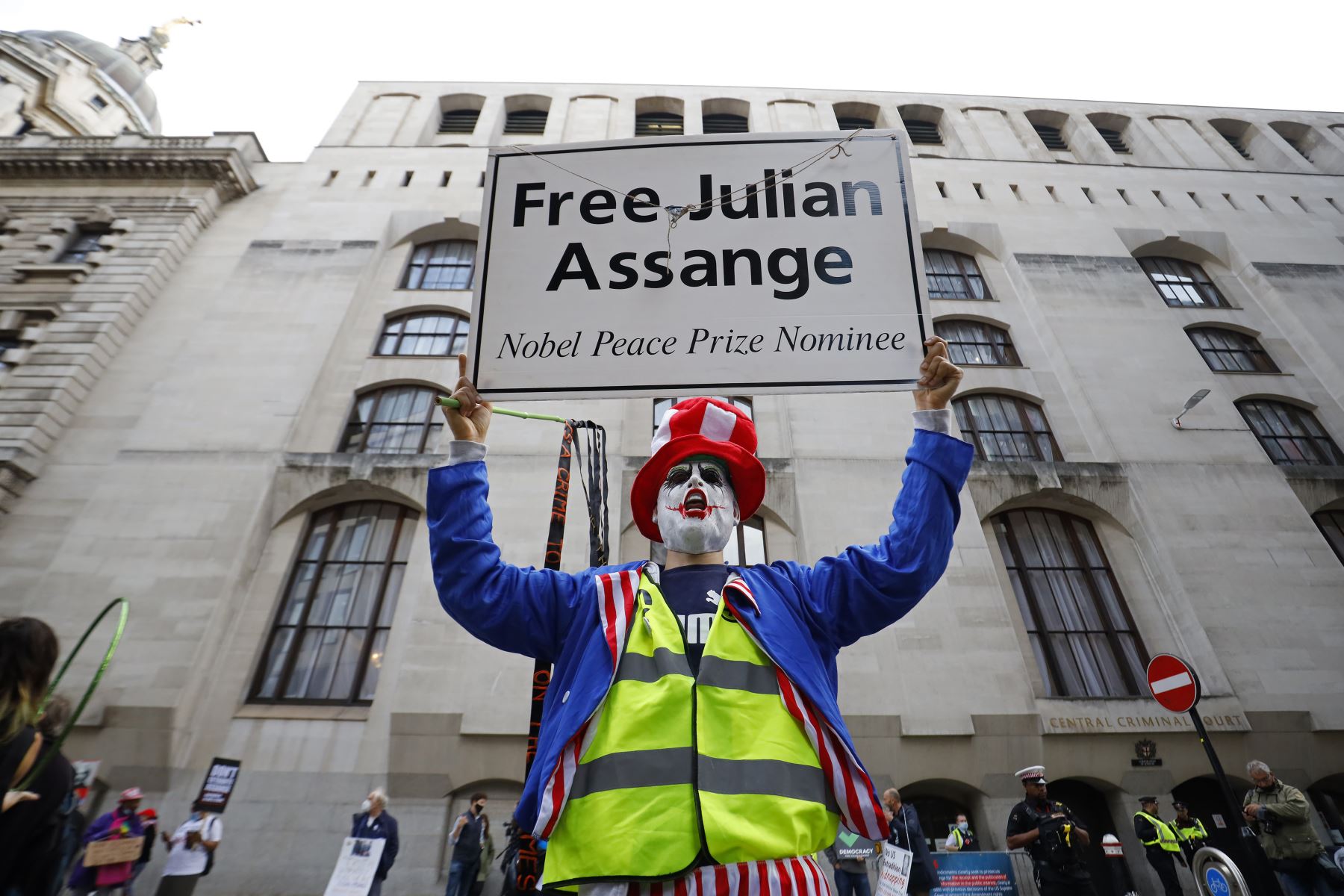 Los manifestantes protestan frente a la corte de Old Bailey en el centro de Londres, mientras se reanuda nuevamente la audiencia de extradición del fundador de WikiLeaks, Julian Assange. Foto: AFP