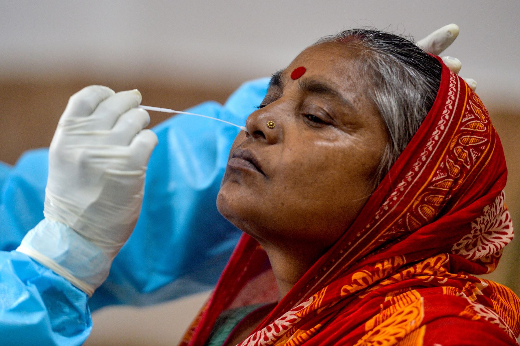 De acuerdo a los datos del Ministerio de Salud indio, este país de 1,350 millones de habitantes registró también 1,172 muertes a causa de la enfermedad en las últimas 24 horas. Foto: AFP