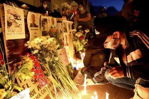 Un grupo de jóvenes prende velas este jueves en las calles del barrio Verbenal como protesta por la muerte de manifestantes en Bogotá (Colombia). Las protestas callejeras en Bogotá y otras ciudades de Colombia contra la brutalidad policial que causó la muerte del abogado Javier Ordóñez durante su arresto costaron la vida a diez personas en una noche de vandalismo y furia que tiene como principales sospechosos a los propios uniformados. Foto: EFE