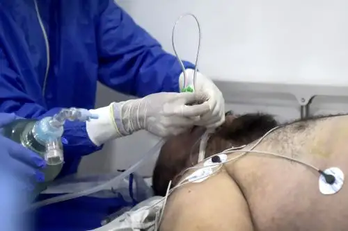 Tener un pulsioxímetro en casa para monitorear la saturación de un paciente covid-19 permite evitar peligrosos cuadros en la salud y además es una herramienta clave para el proceso de recuperación. Foto: AFP.