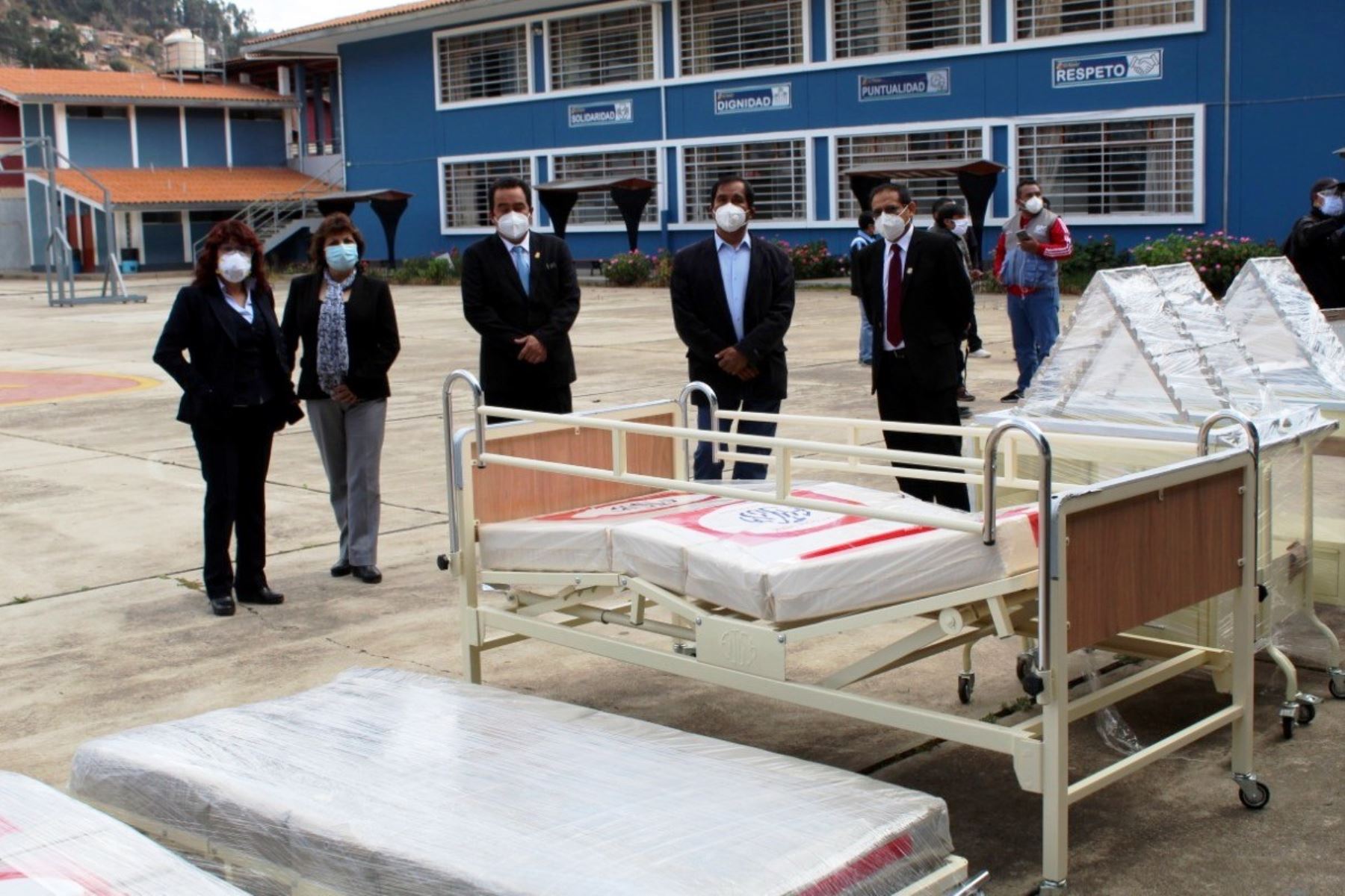 Representantes del colegio San Ramón entregan implementos médicos al Hospital Covid-19 Simón Bolívar de Cajamarca. Foto: ANDINA/Difusión