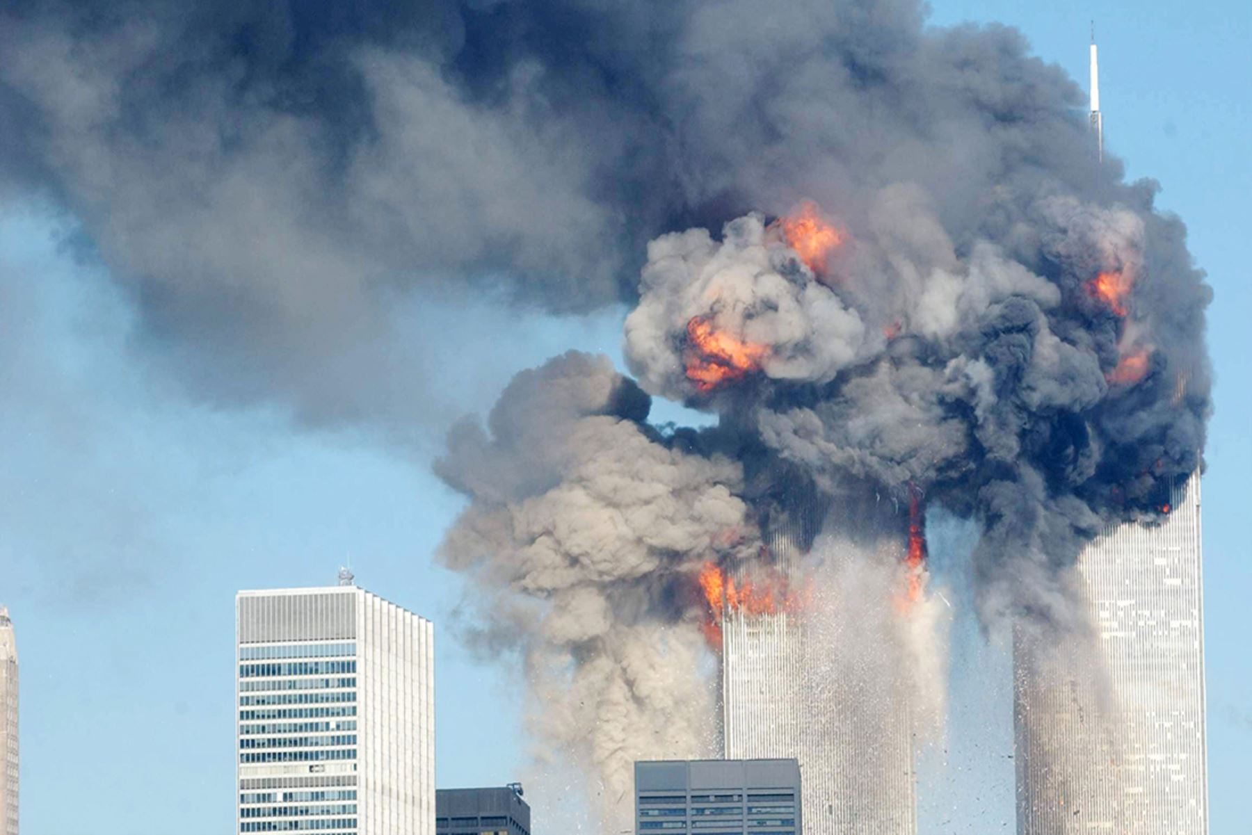 Una explosión  sacude el World Trade Center después de ser alcanzado por dos aviones el 11 de setiembre de 2001 en la ciudad de Nueva York. 
Foto: AFP