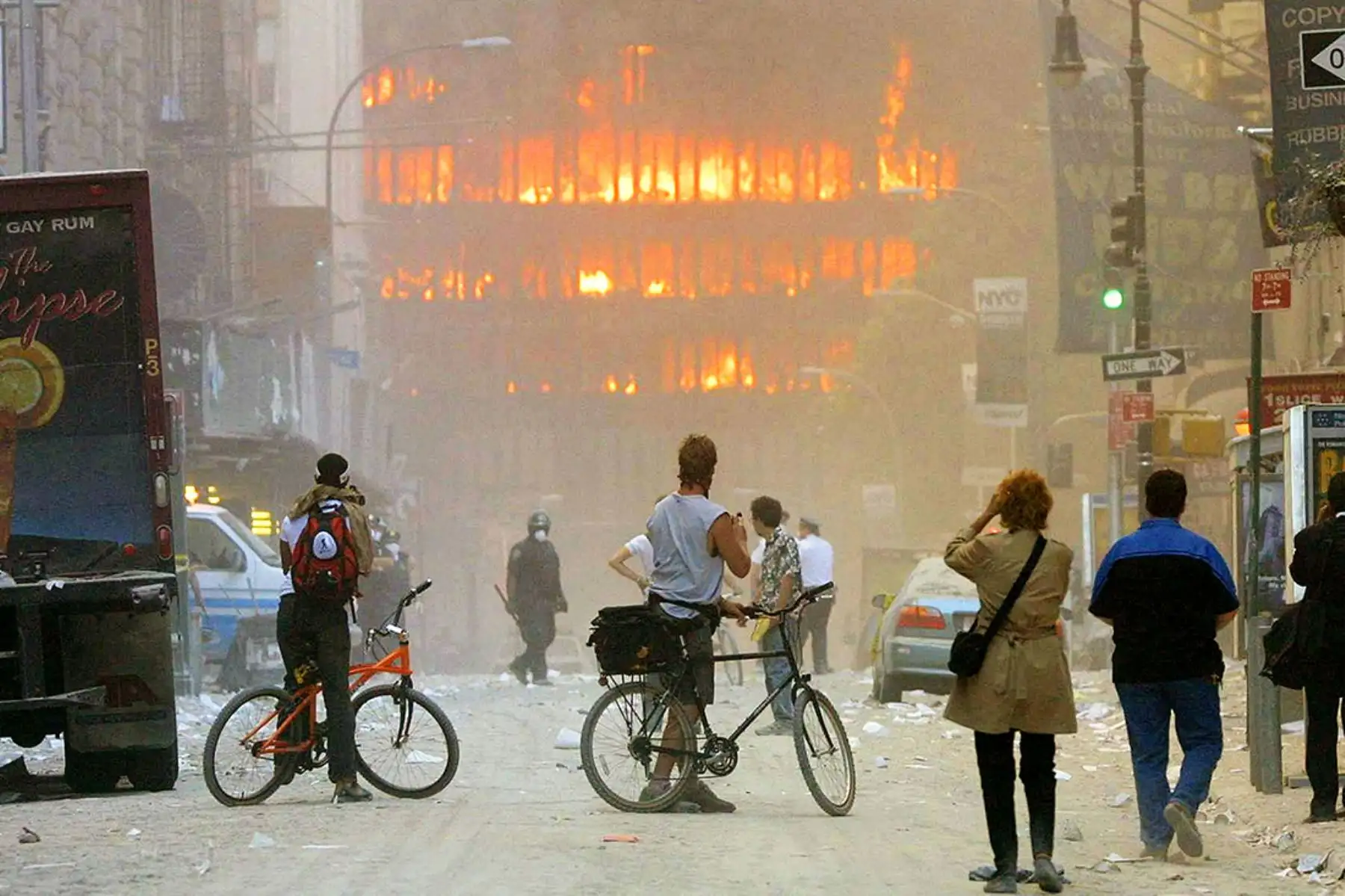 Incendio en una calle del área donde colapsaron los edificios del World Trade Center  el 11 de setiembre de 2001 después de que dos aviones se estrellaran contra las Torres Gemelas en un ataque terrorista. 
Foto: AFP