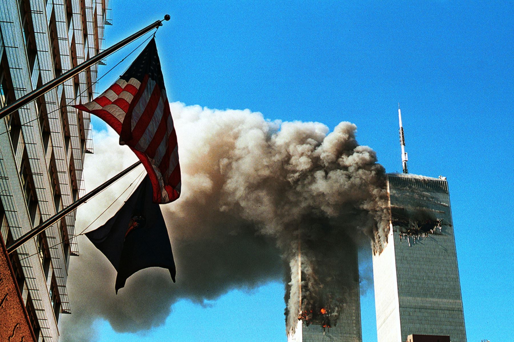 Columnas de humo salen del World Trade Center después de ser alcanzado por dos aviones el 11 de setiembre de 2001 en la ciudad de Nueva York. 
Foto: AFP