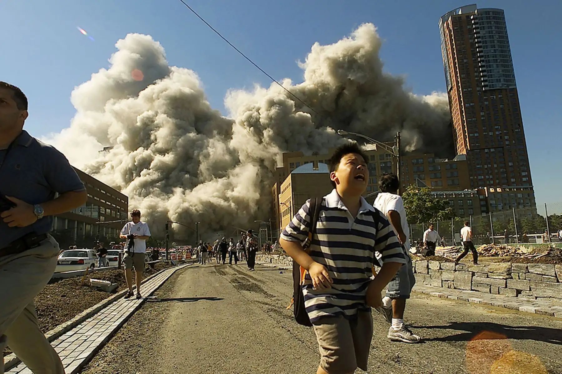 Instante en el que se derrumba la segunda torre del World Trade Center después de que un avión impactara el edificio el 11 de setiembre de 2001 en la ciudad de Nueva York. 
Foto: AFP