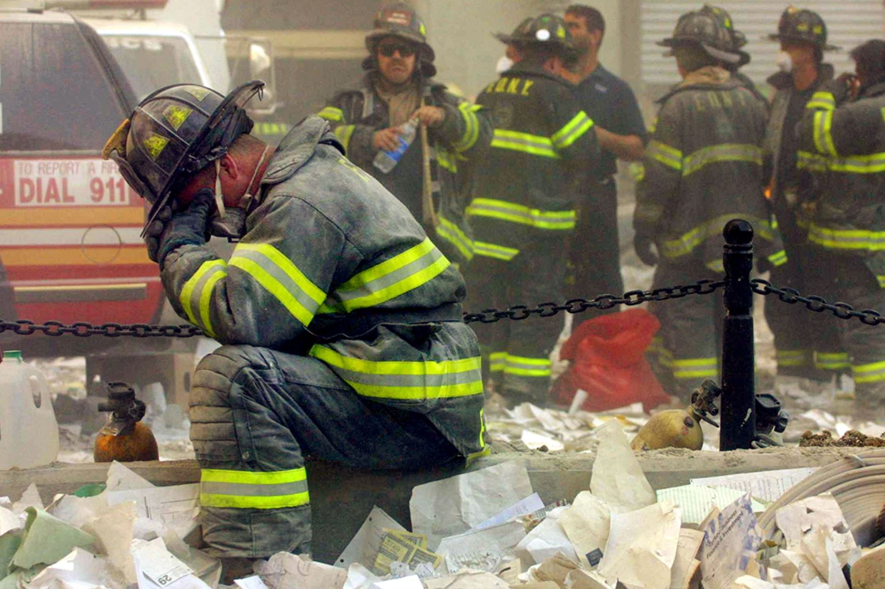 Un bombero se lamenta después de que los edificios del World Trade Center se derrumbaran el 11 de setiembre de 2001 luego de que dos aviones secuestrados se estrellaran contra las Torres Gemelas en un ataque terrorista.
Foto: AFP