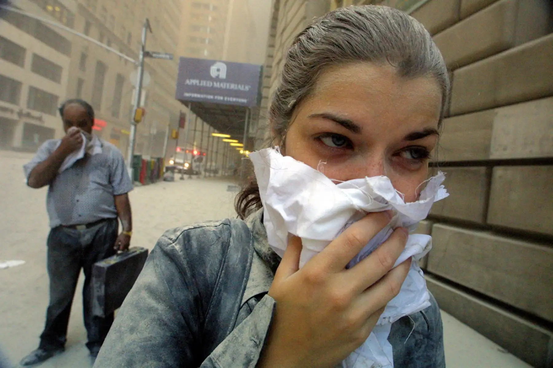 Personas abandonan el área alrededor del World Trade Center después de que dos aviones lo impactaran el 11 de setiembre de 2001 en la ciudad de Nueva York. 
Foto: AFP