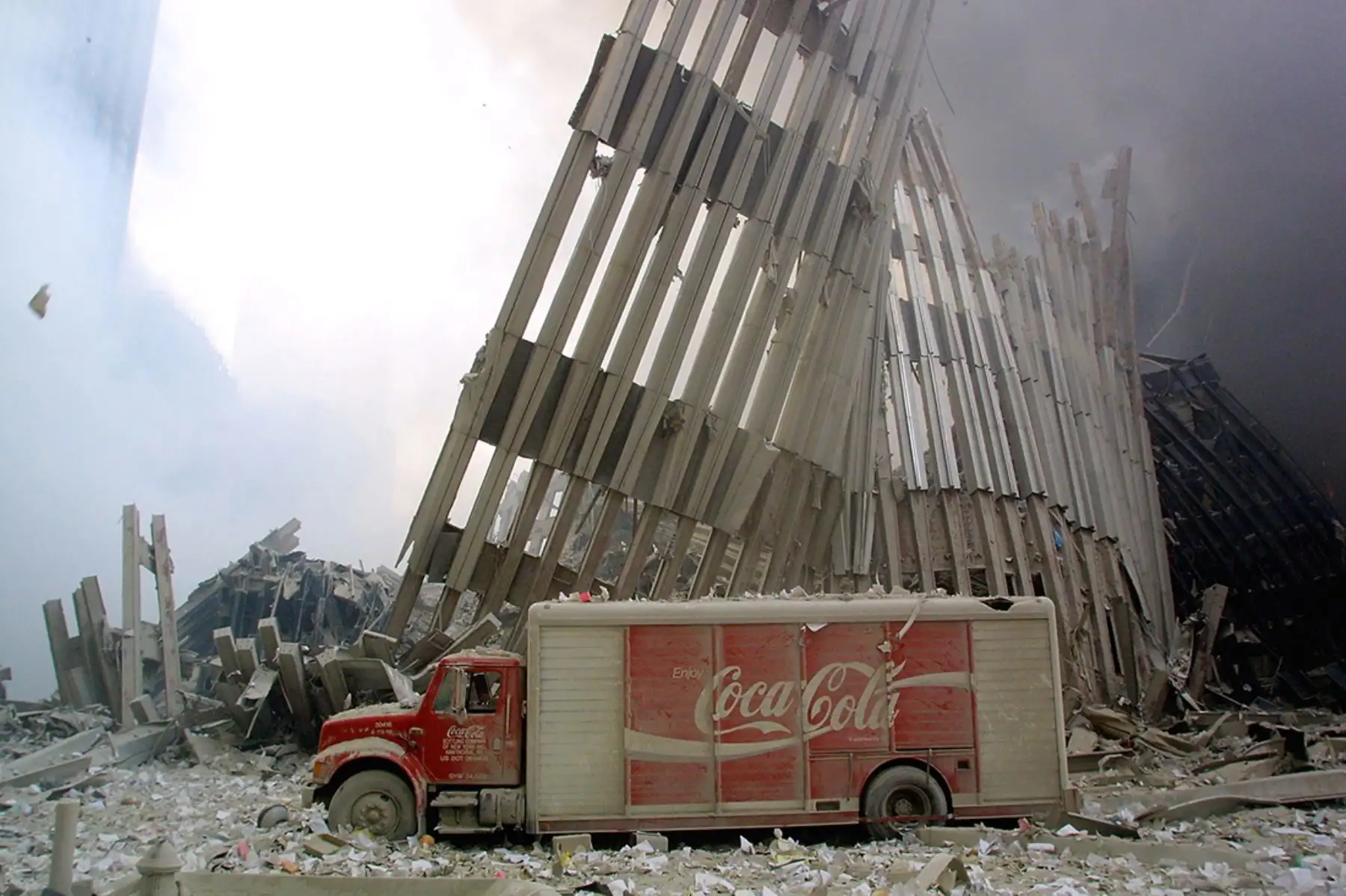 Un camión de Coca-Cola  entre los escombros después del colapso de la primera torre del World Trade Center el 11 de setiembre de 2001 en Nueva York.
 Fotos: AFP