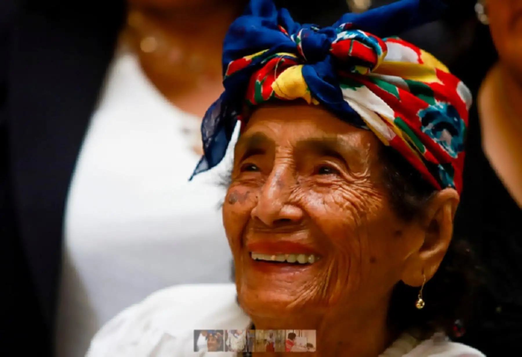 Doña María Ángela Vela Gonzáles, de 100 años de edad, es una de las 1,262 usuarias y usuarios centenarios del programa Pensión 65 que reciben acompañamiento domiciliario remoto, vía llamadas telefónicas de promotores que les brindan consejería y orientación, para prevenir el covid-19 y detectar posibles casos de contagio.Foto: Pensión 65/Midis