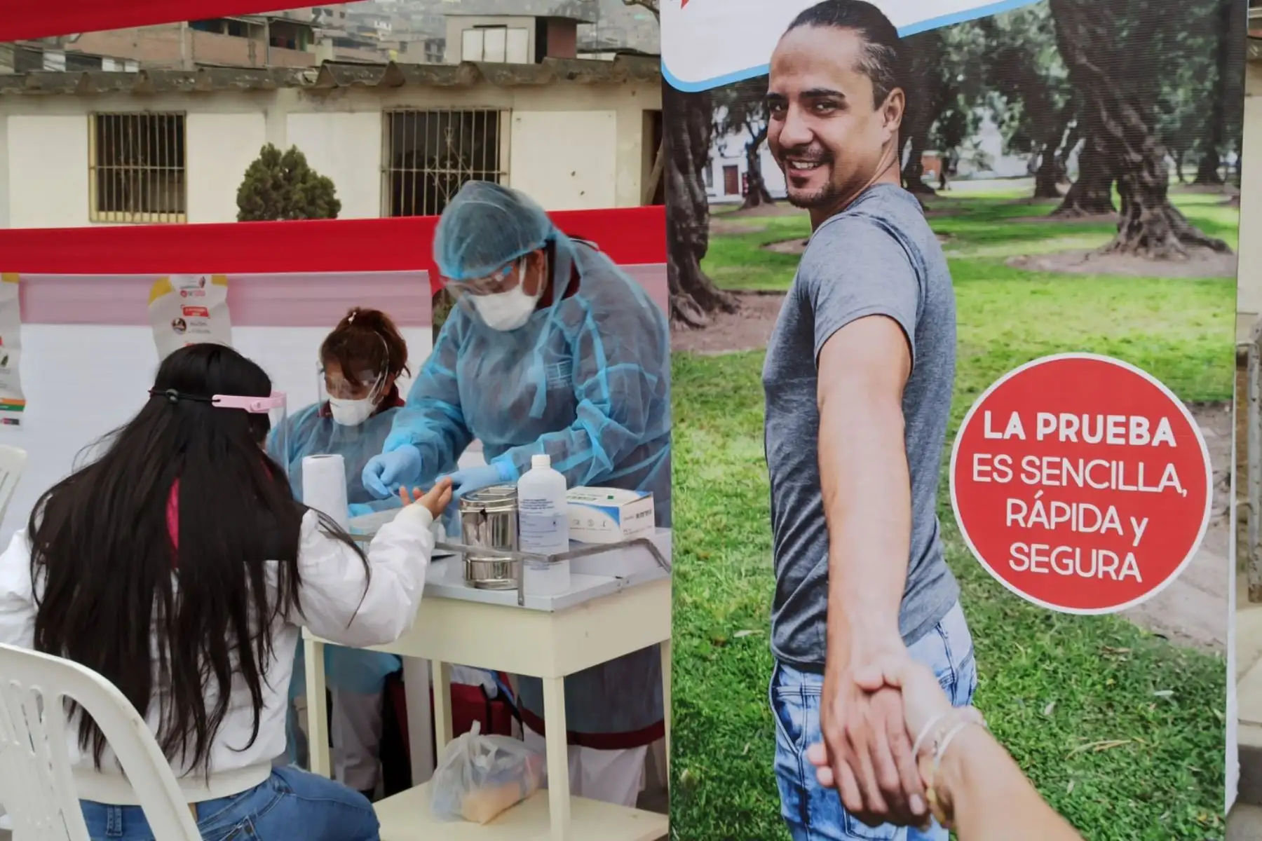 El TB Móvil del Minsa realiza evaluación, descarte e inicio de tratamiento contra la tuberculosis a pacientes del programa de TB, en la plaza de armas de Villa María Del Triunfo.Foto:ANDINA/Diris Lima Sur.