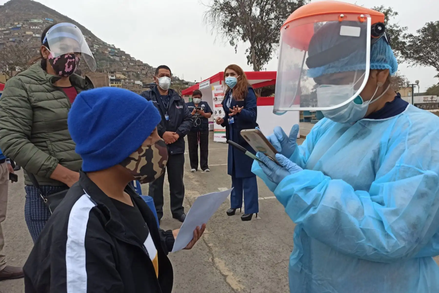 El TB Móvil del Minsa realiza evaluación, descarte e inicio de tratamiento contra la tuberculosis a pacientes del programa de TB, en la plaza de armas de Villa María Del Triunfo.Foto:ANDINA/Diris Lima Sur.