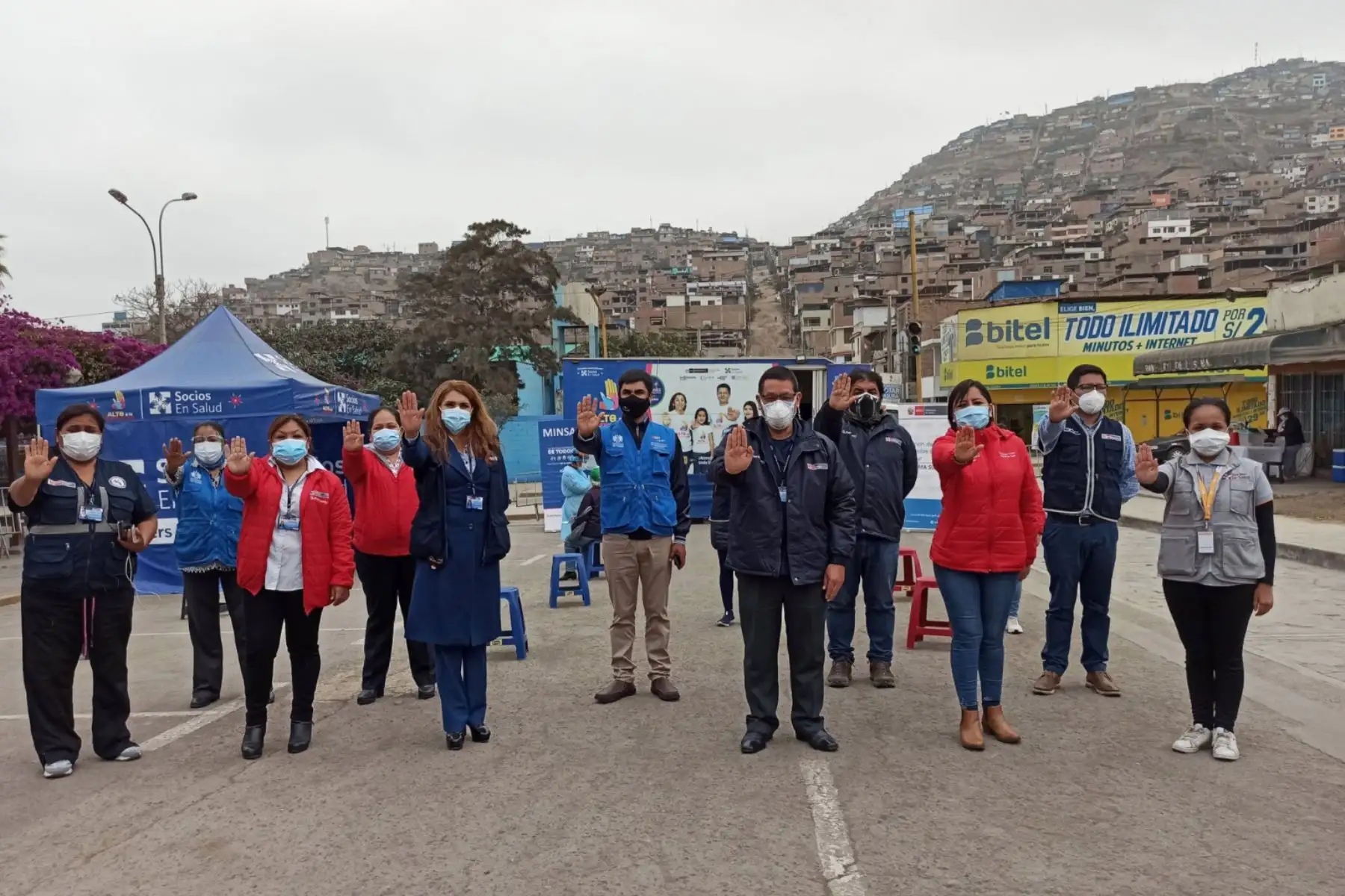 El TB Móvil del Minsa realiza evaluación, descarte e inicio de tratamiento contra la tuberculosis a pacientes del programa de TB, en la plaza de armas de Villa María Del Triunfo.Foto:ANDINA/Diris Lima Sur.