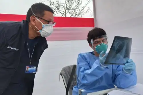El TB Móvil del Minsa realiza evaluación, descarte e inicio de tratamiento contra la tuberculosis a pacientes del programa de TB, en la plaza de armas de Villa María Del Triunfo.Foto:ANDINA/Diris Lima Sur.