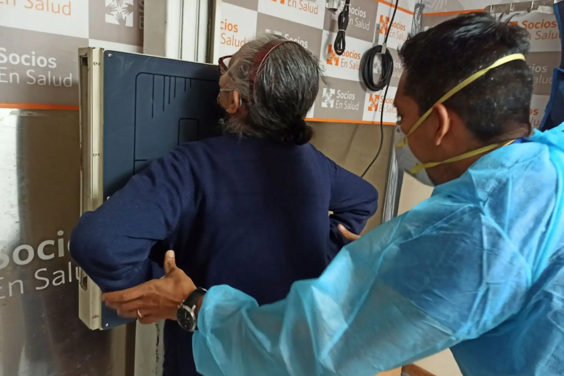 El TB Móvil del Minsa realiza evaluación, descarte e inicio de tratamiento contra la tuberculosis a pacientes del programa de TB, en la plaza de armas de Villa María Del Triunfo.Foto:ANDINA/Diris Lima Sur.